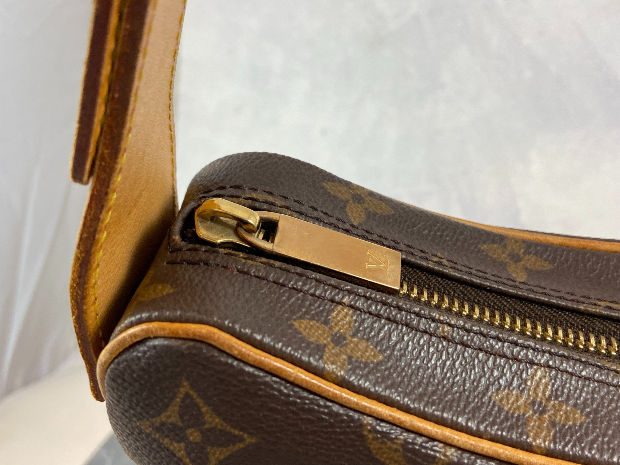 Louis Vuitton Croissant MM Hobo Bag Monogram Canvas