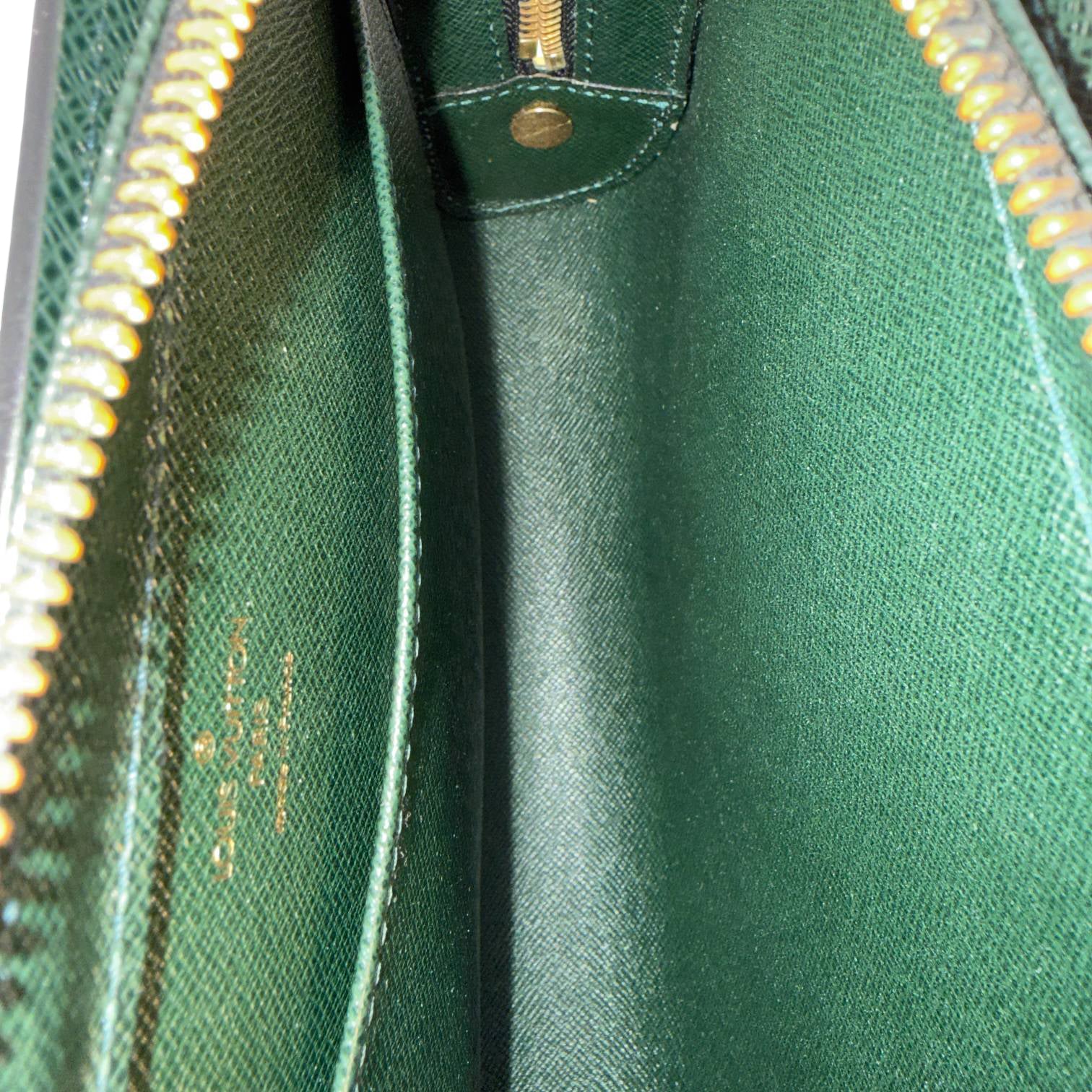 Louis Vuitton Baikal Clutch Grün Taiga Leder