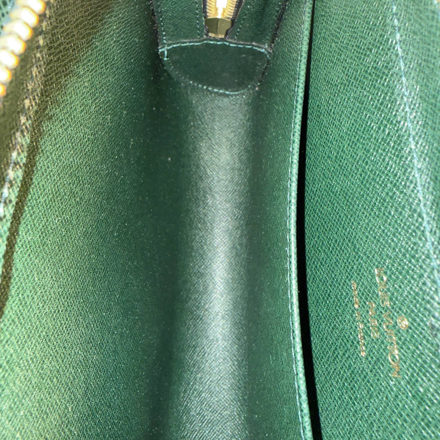Louis Vuitton Baikal Clutch Grün Taiga Leder