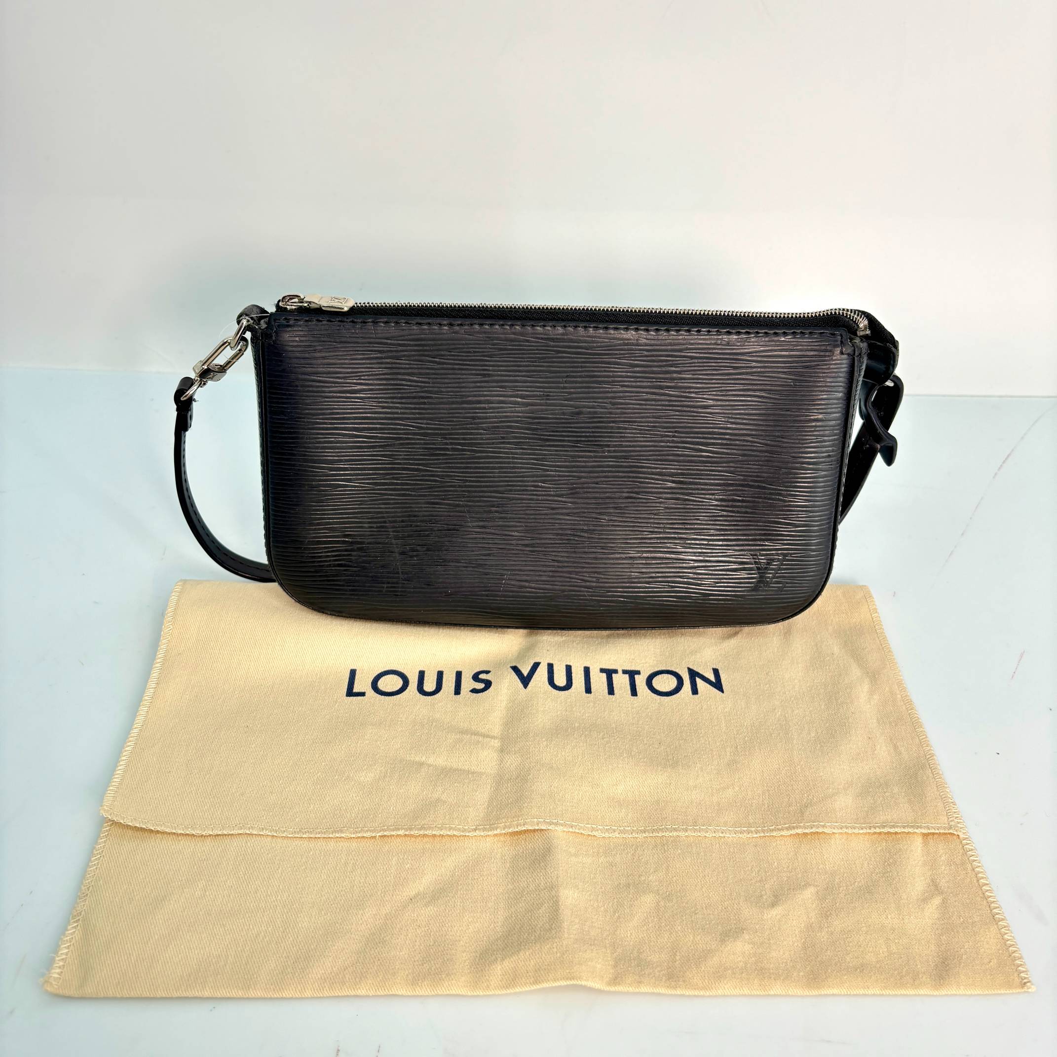 Louis Vuitton Pochette Accessoires Black Epi Leather