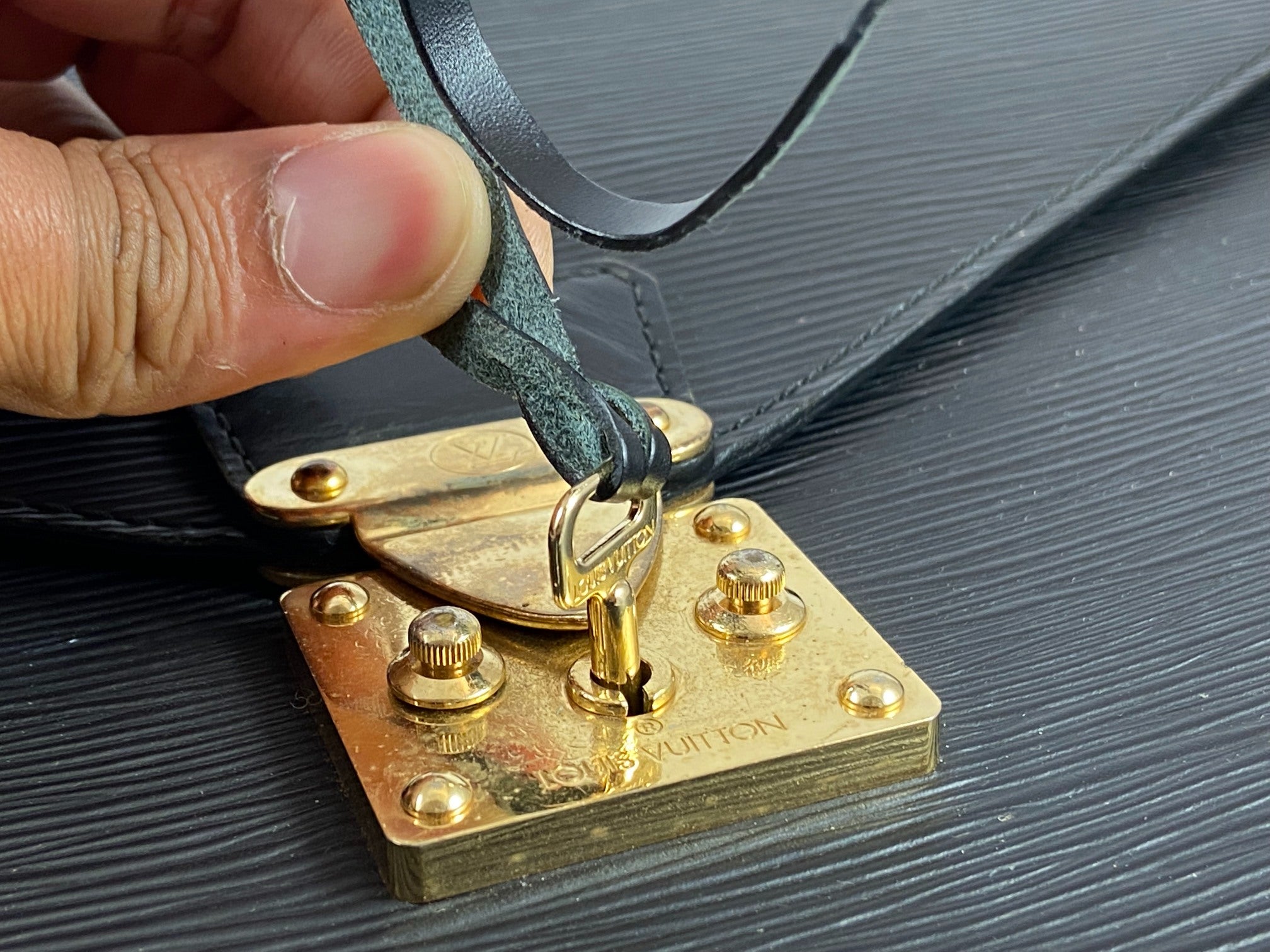 Louis Vuitton Porte Documents Conseiller Black Epi Leather