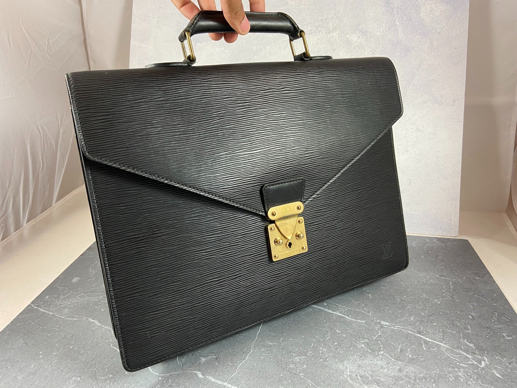 Louis Vuitton Porte Documents Conseiller Black Epi Leather