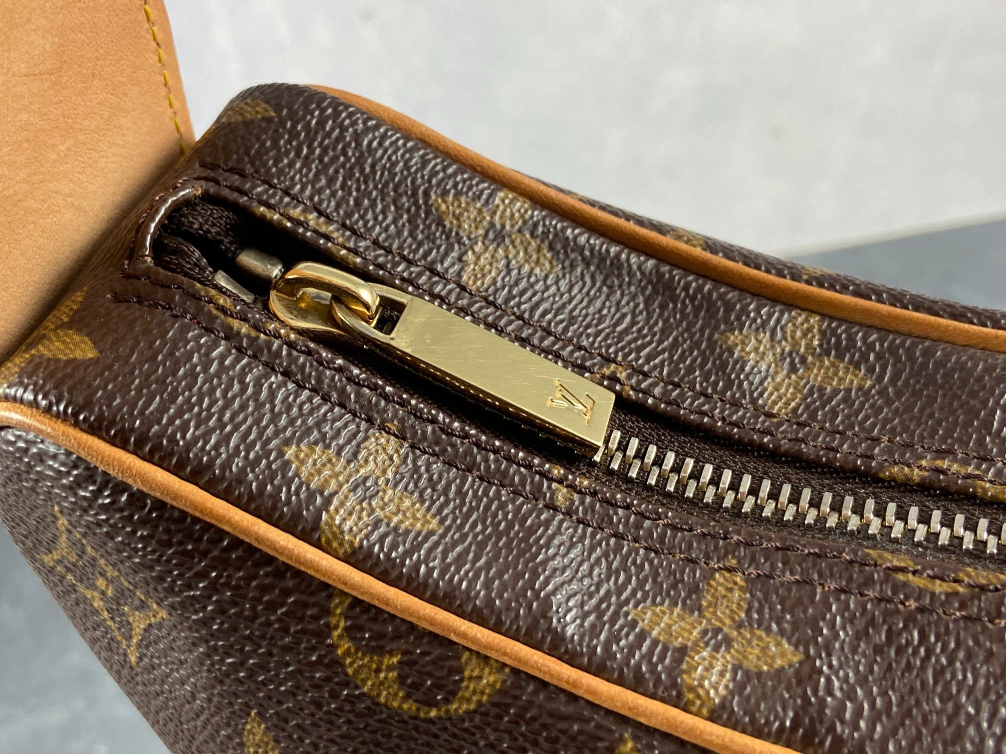 Louis Vuitton Croissant MM Hobo Bag Monogram Canvas