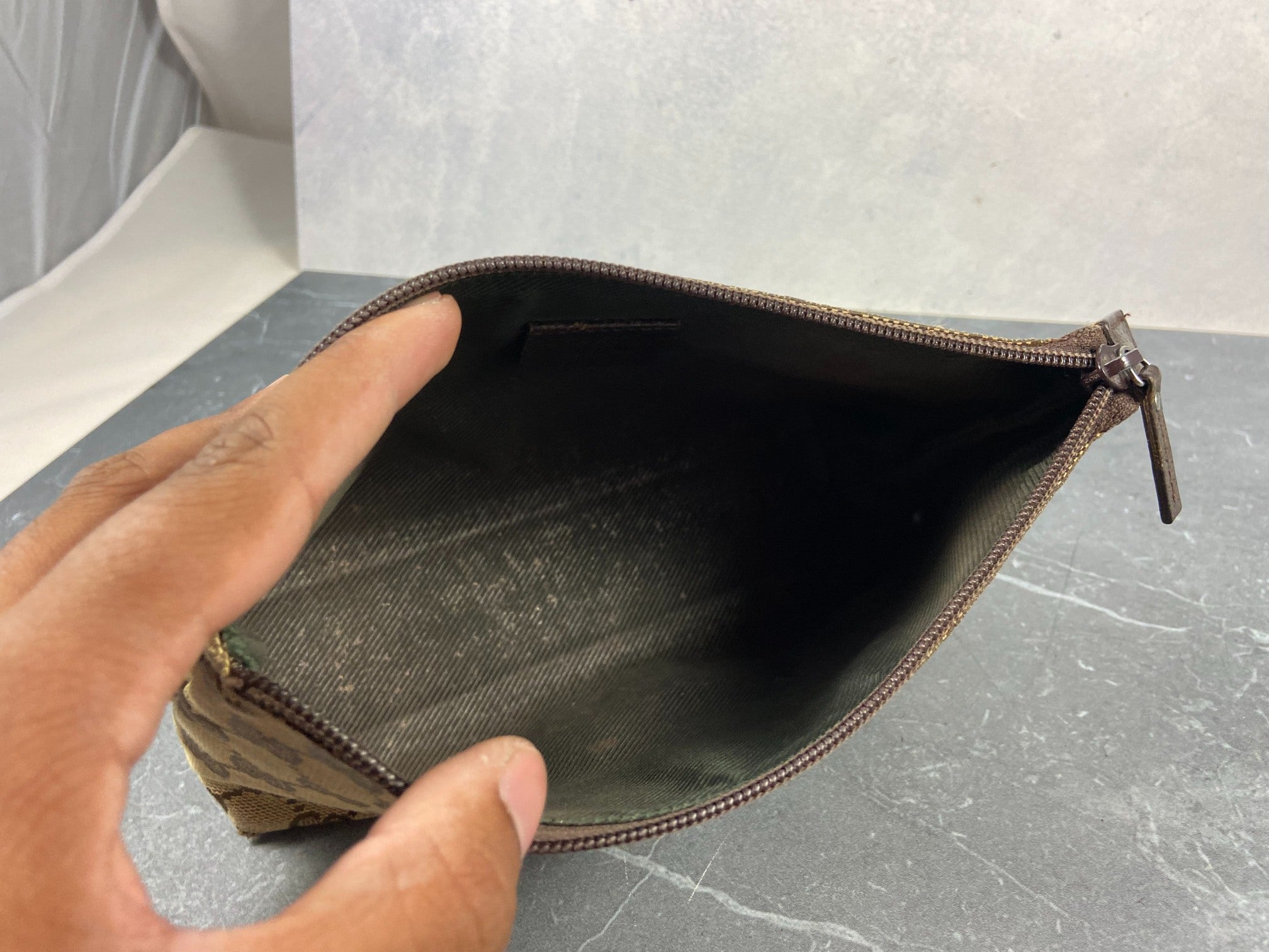 Gucci Toiletry Pouch / Clutch Beige GG Supreme Canvas