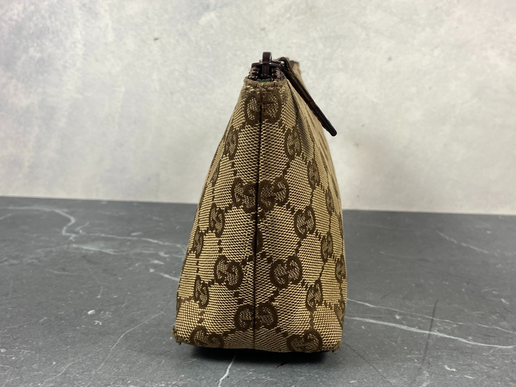 Gucci Toiletry Pouch / Clutch Beige GG Supreme Canvas