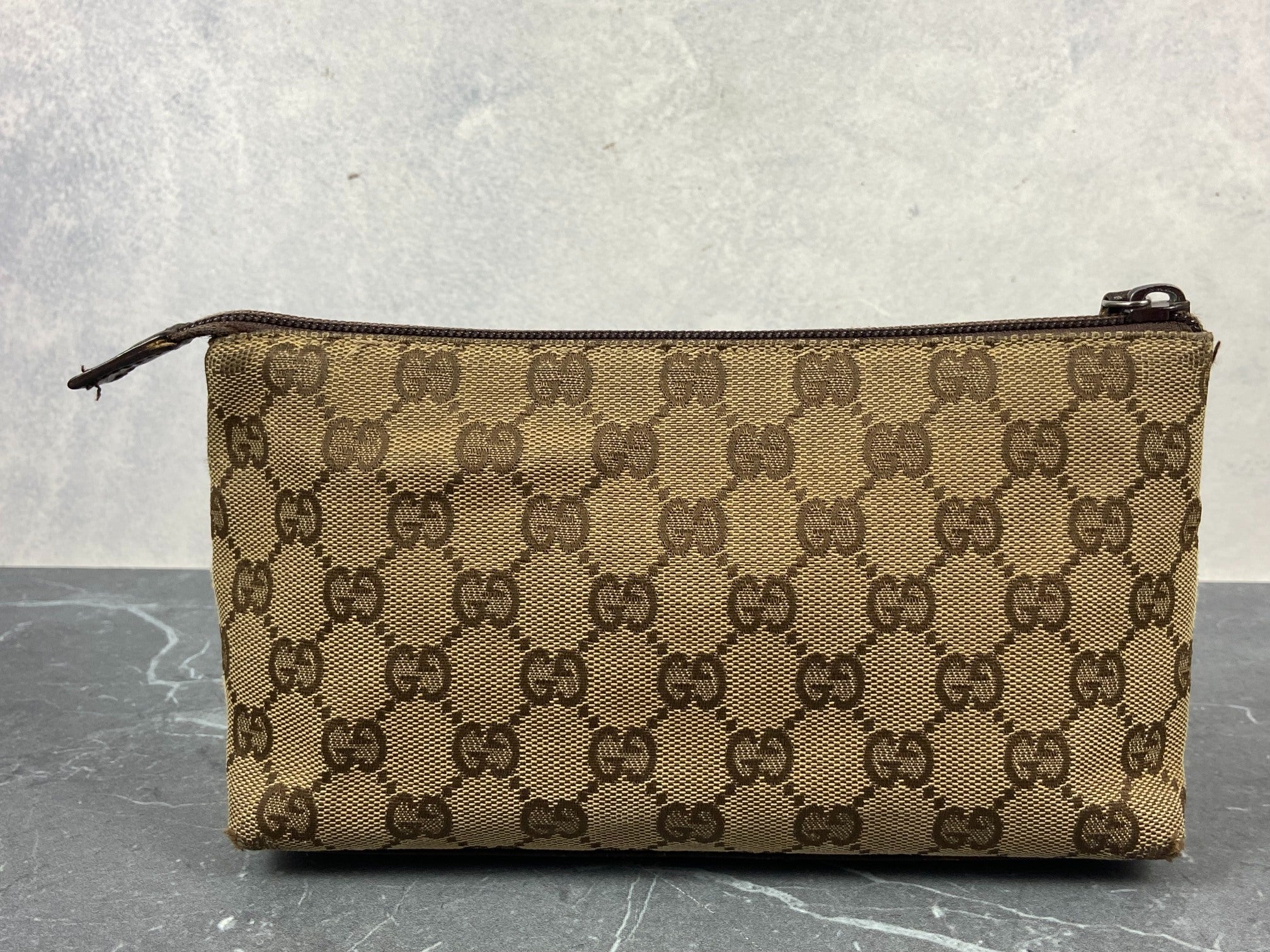 Gucci Toiletry Pouch / Clutch Beige GG Supreme Canvas