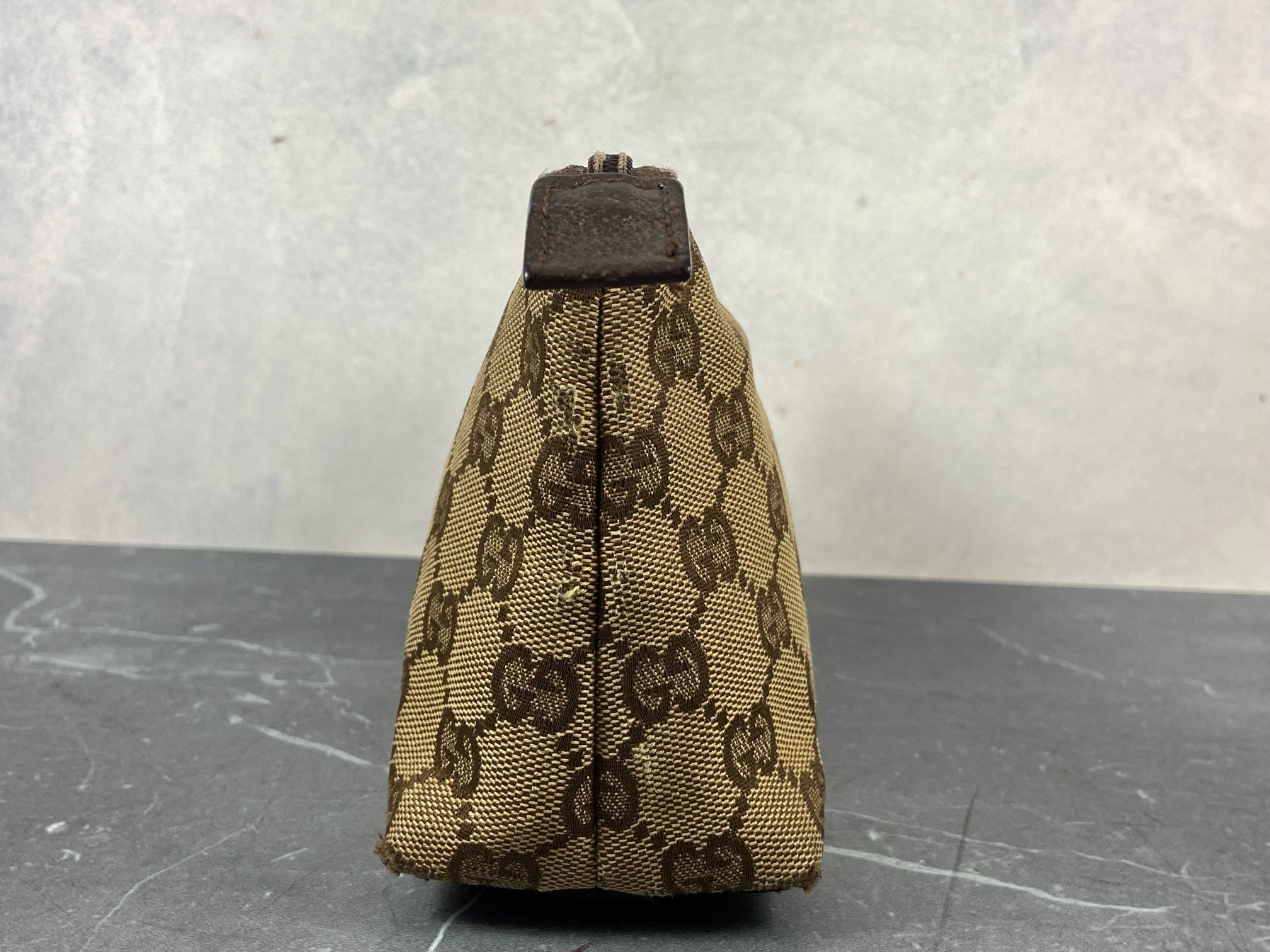 Gucci Toiletry Pouch / Clutch Beige GG Supreme Canvas