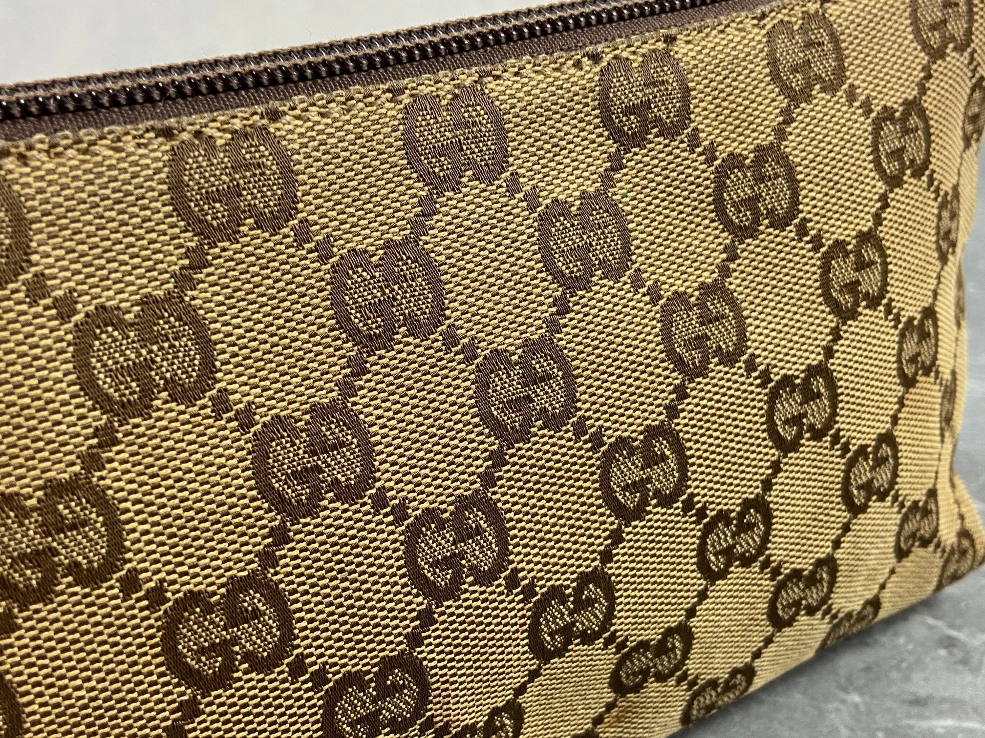 Gucci Toiletry Pouch / Clutch Beige GG Supreme Canvas