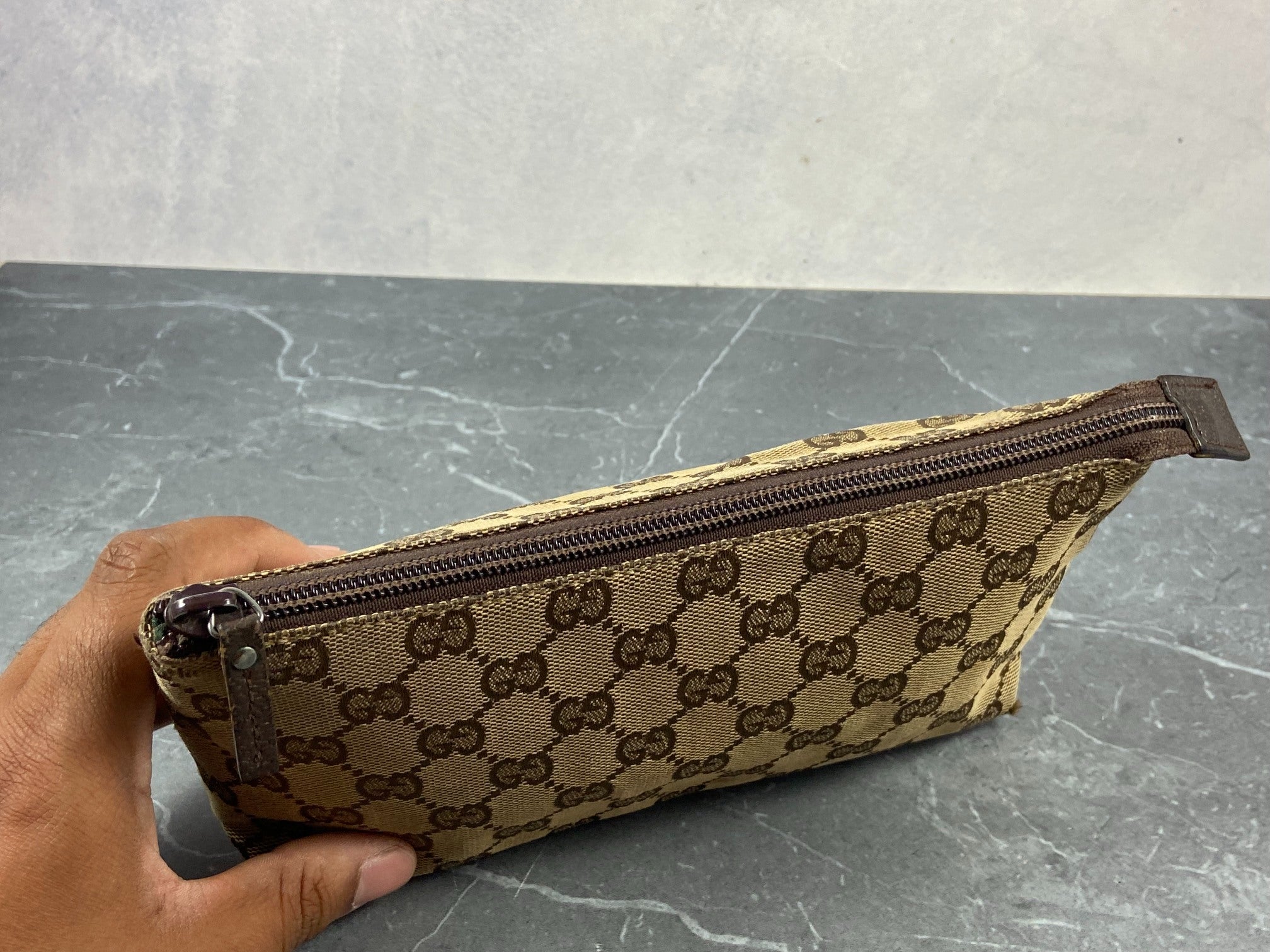Gucci Toiletry Pouch / Clutch Beige GG Supreme Canvas
