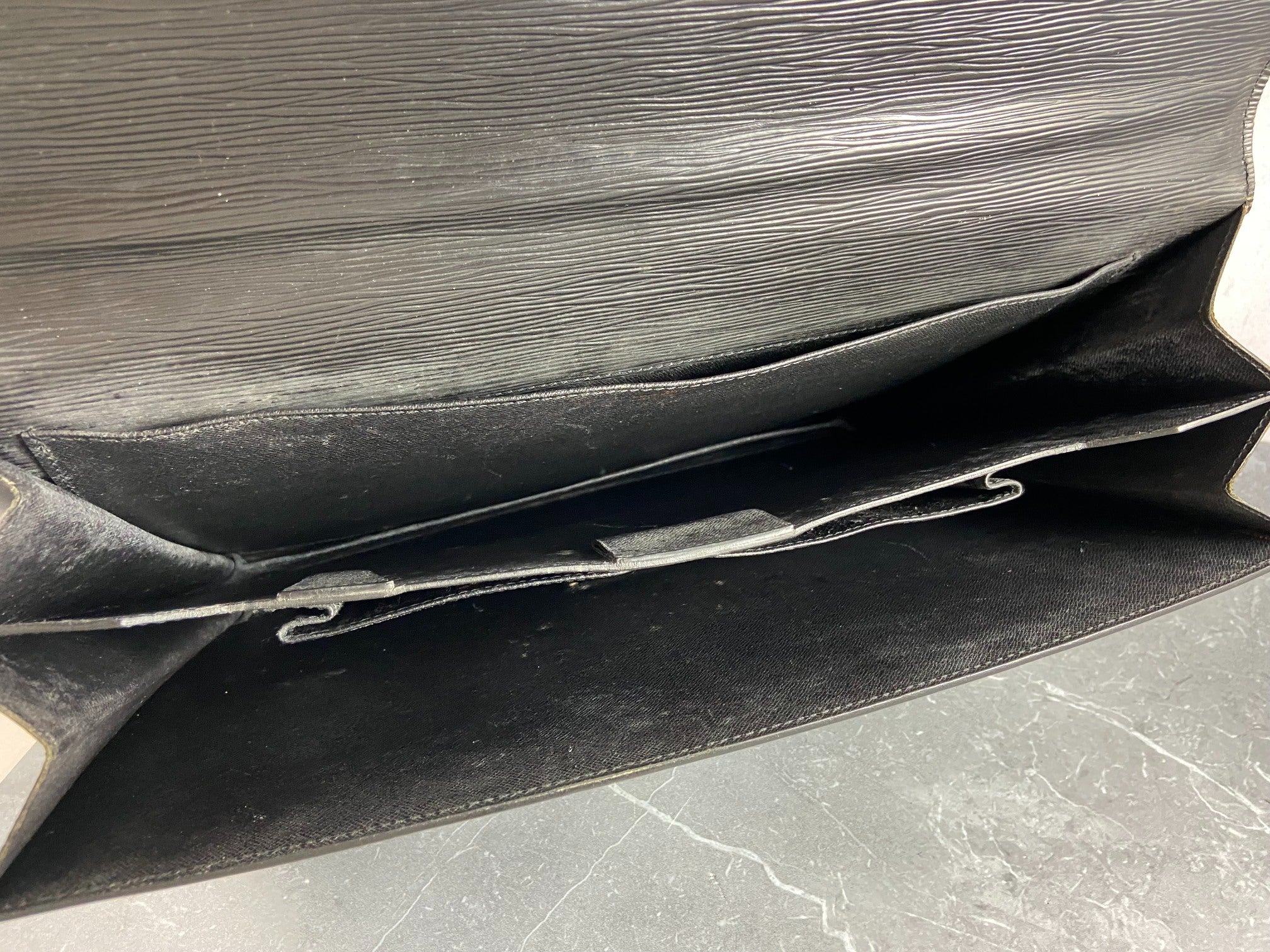 Louis Vuitton Porte Documents Conseiller Black Epi Leather