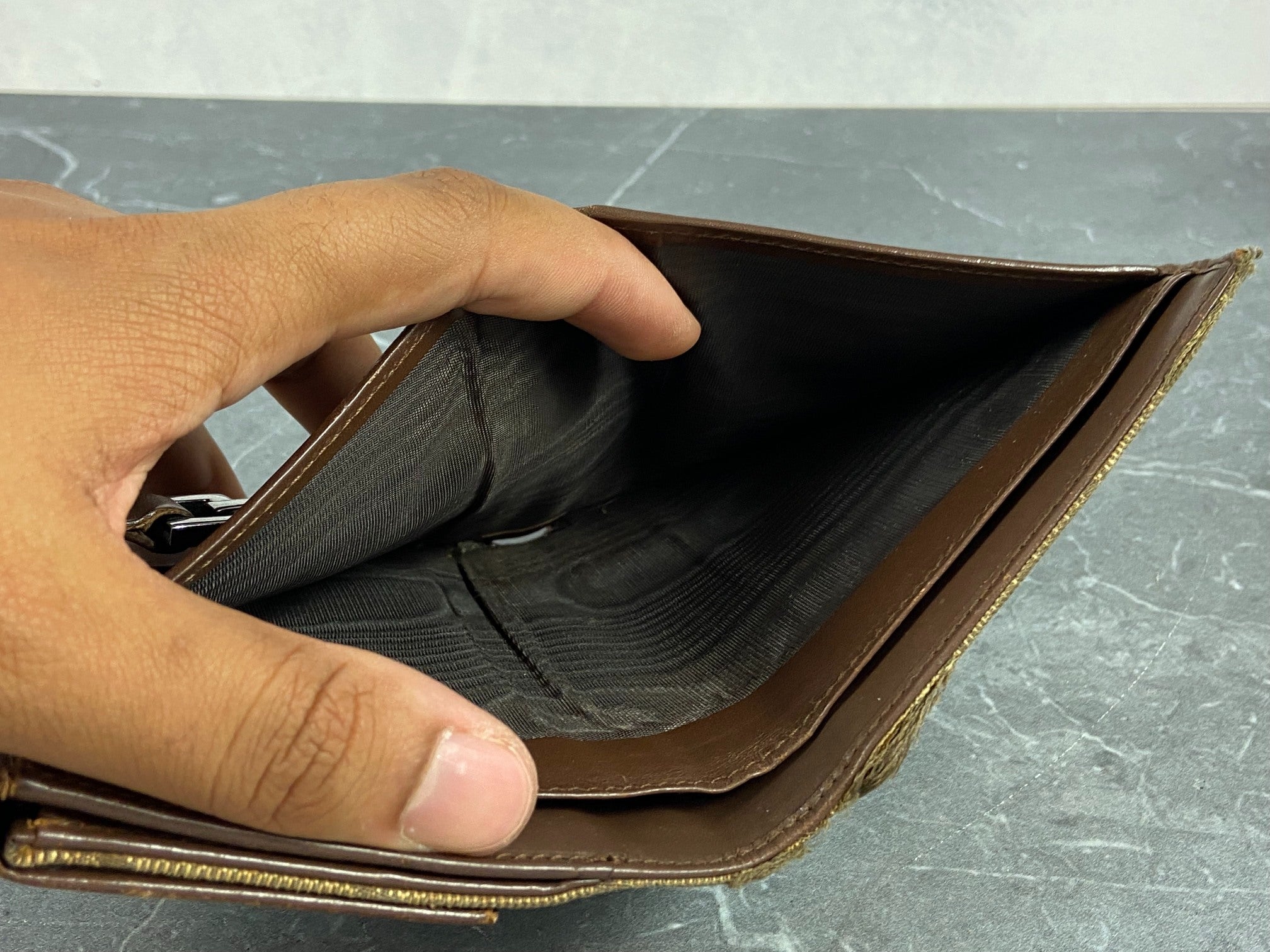 Gucci Piston Lock Compact Wallet Beige GG Monogram