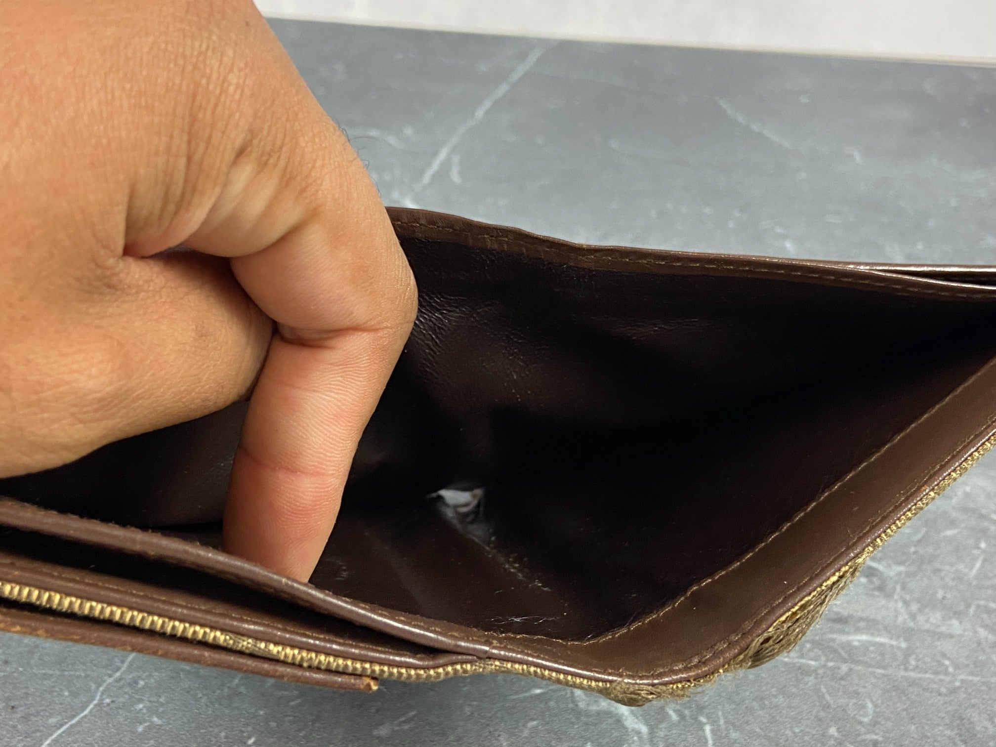 Gucci Piston Lock Compact Wallet Beige GG Monogram