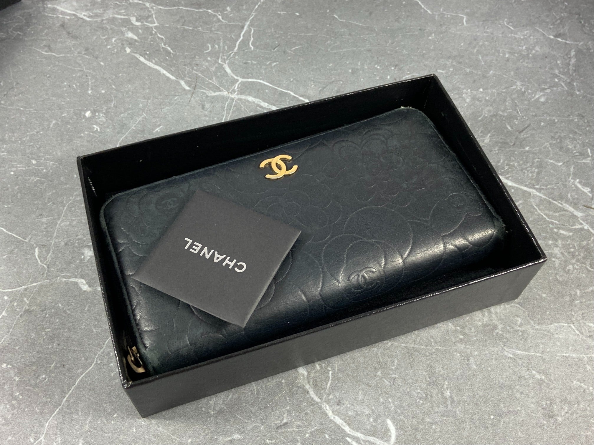 Chanel CC Camélia Zippy Wallet Black Leather