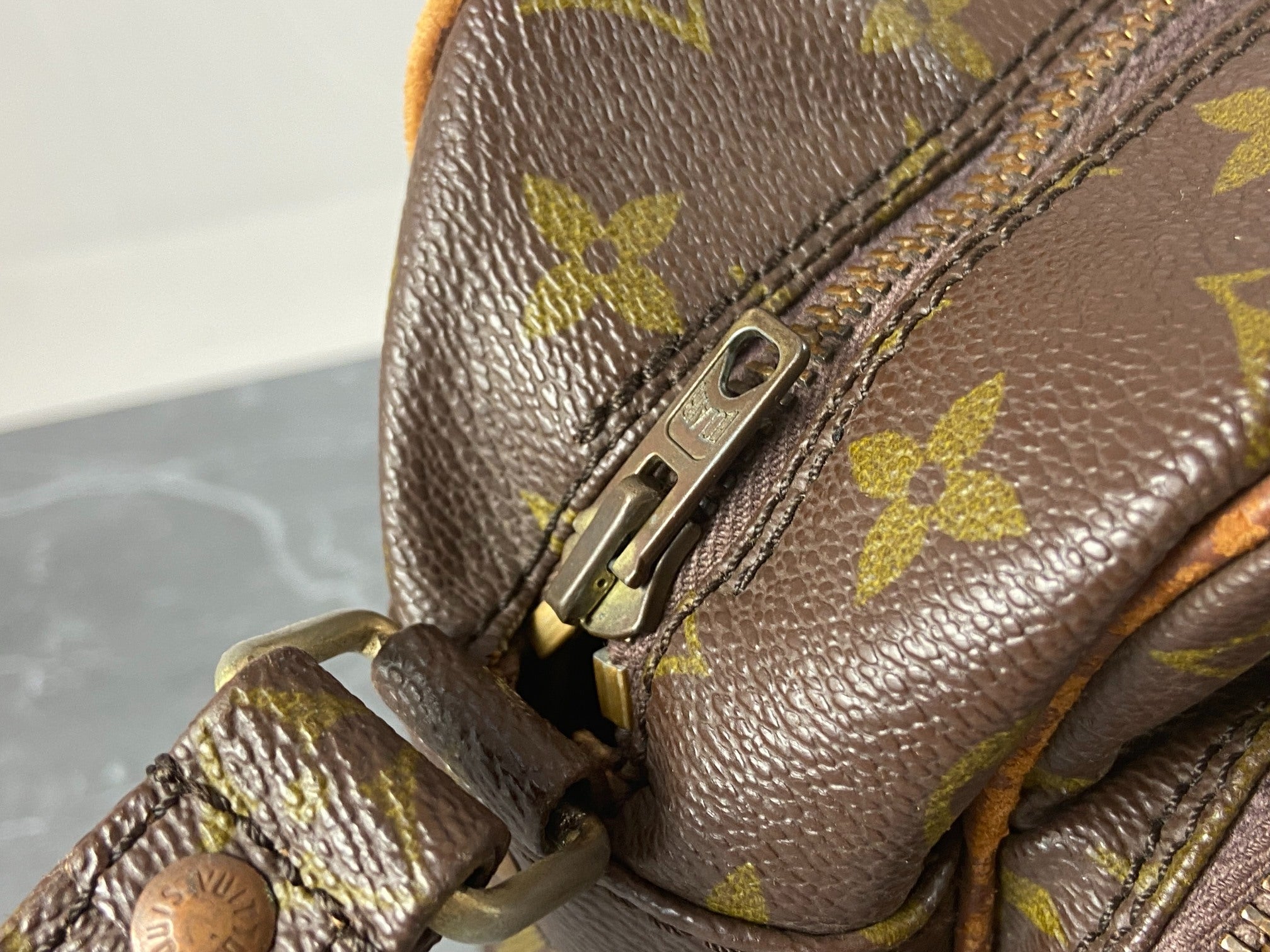 Louis Vuitton Nile GM Shoulder / Messenger Bag Monogram Canvas