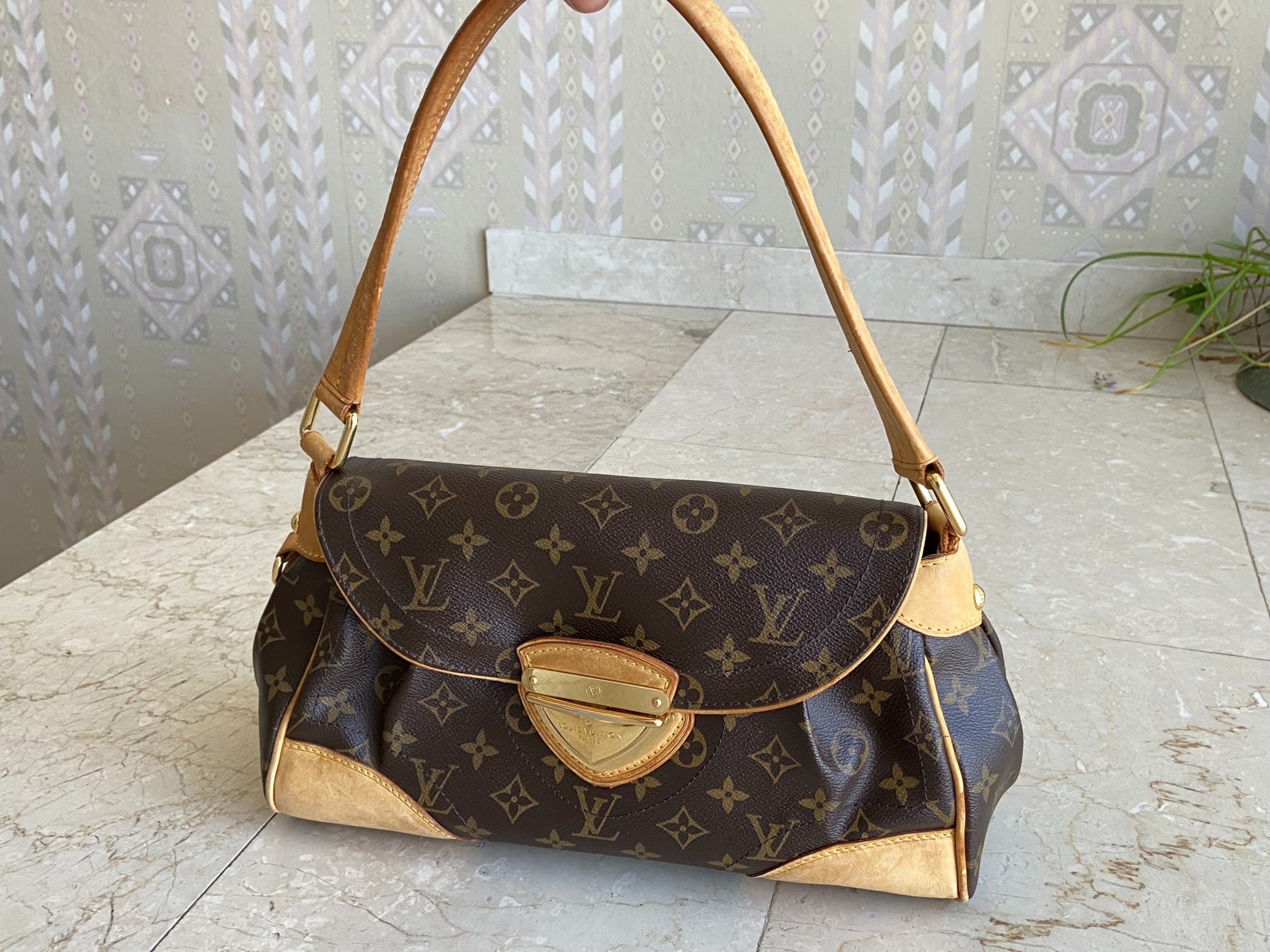 Louis Vuitton Beverly MM Hand / Hobo Bag Monogram Canvas