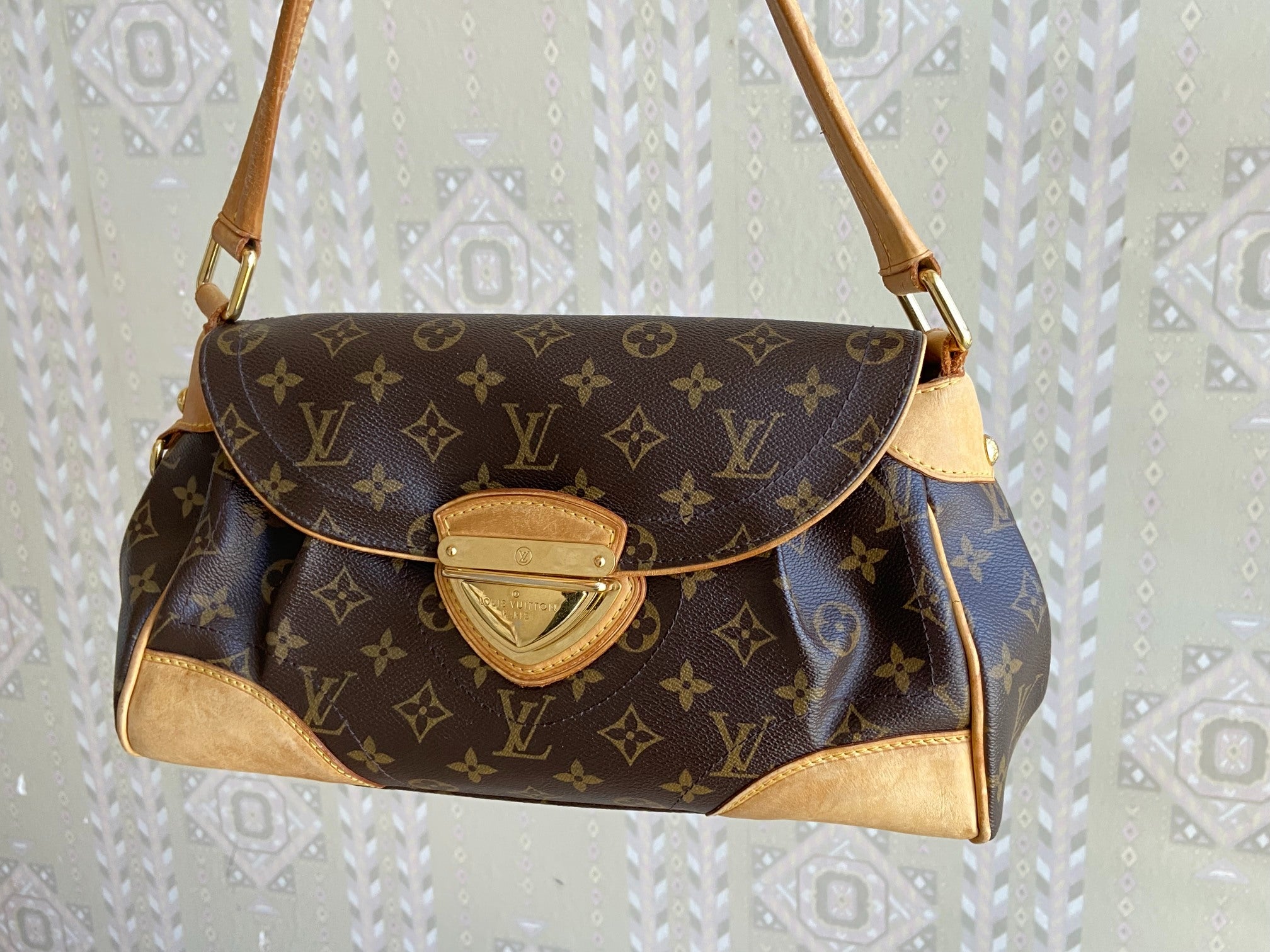 Louis Vuitton Beverly MM Hand / Hobo Bag Monogram Canvas
