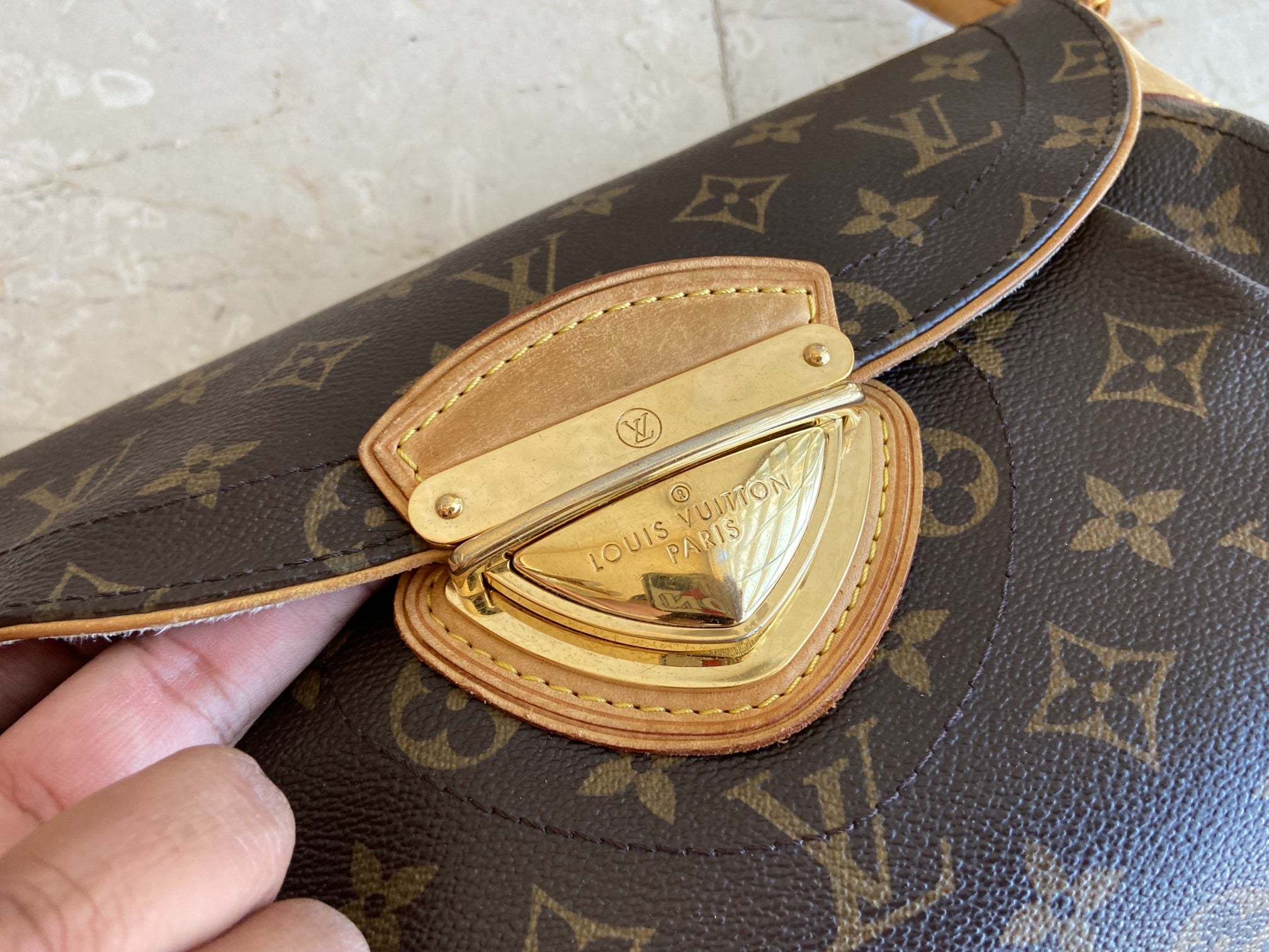 Louis Vuitton Beverly MM Hand / Hobo Bag Monogram Canvas