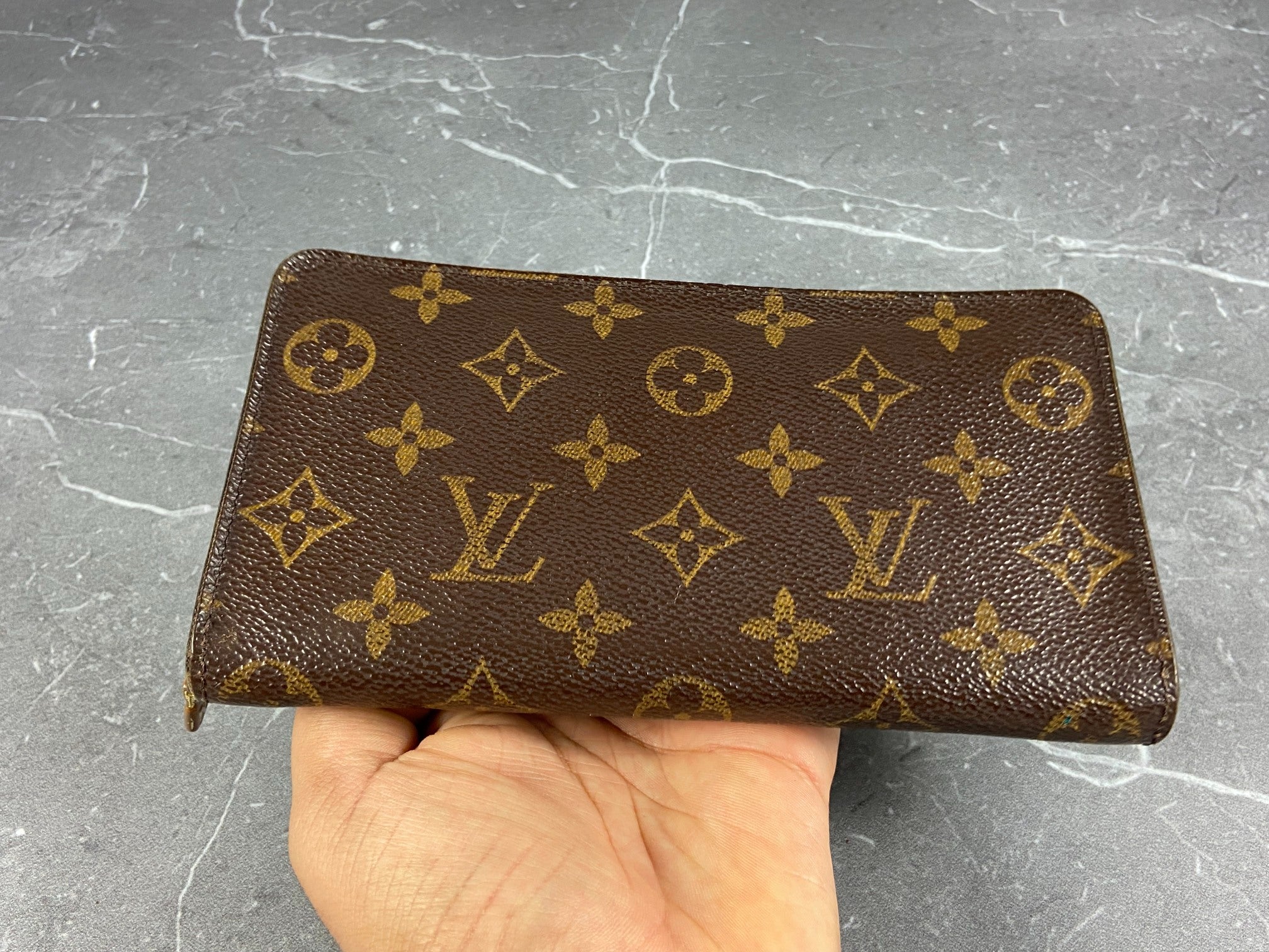 Louis Vuitton Monogram Canvas Zippy Wallet