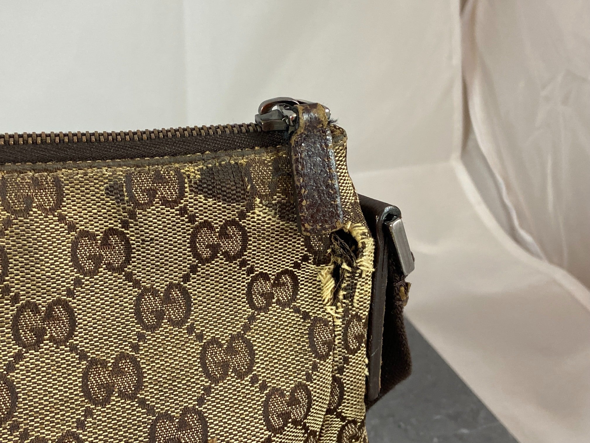 Gucci Shoulder / Messenger Bag Beige GG Monogram