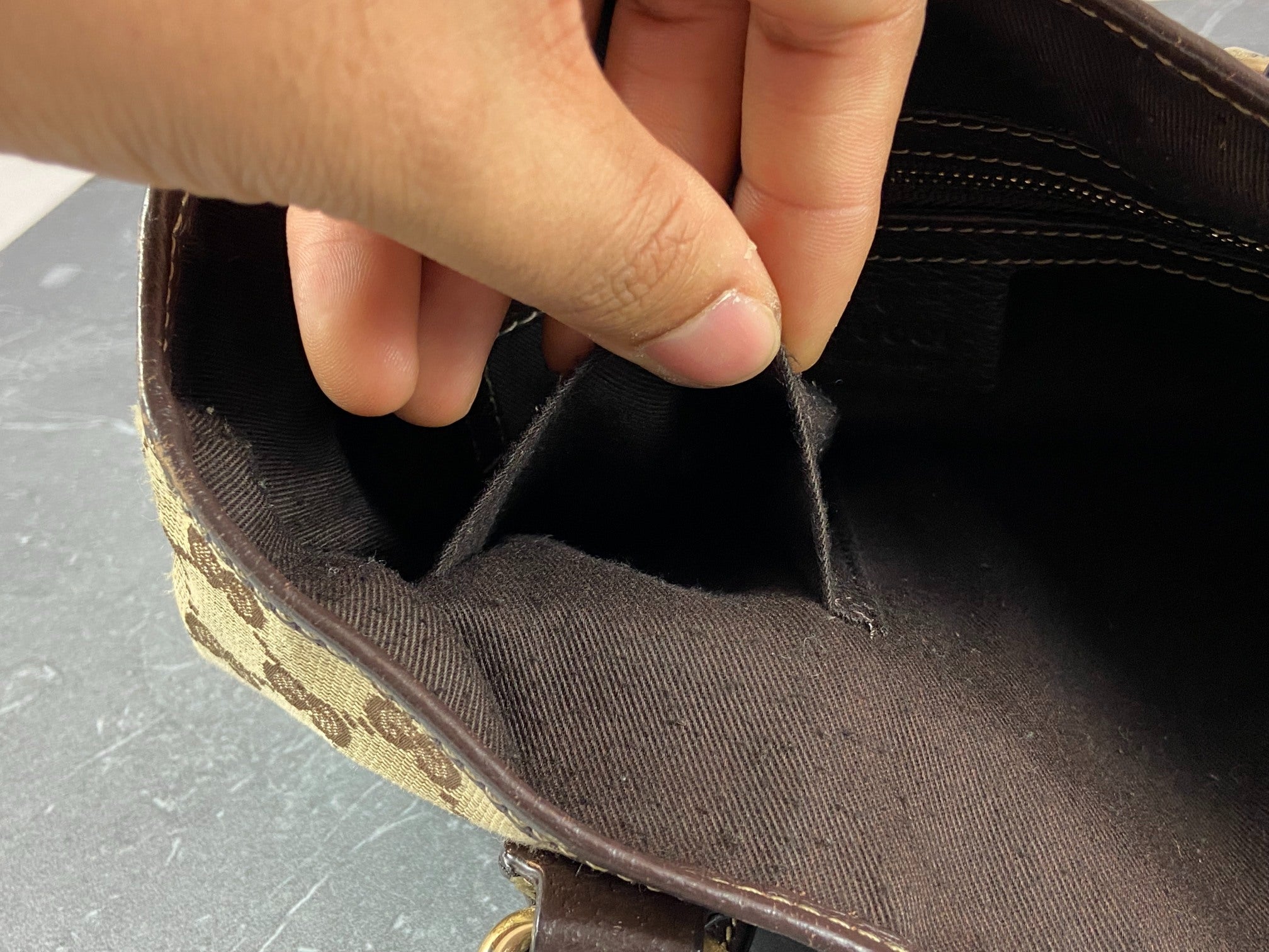 Gucci Charmy Hand / Shopper Bag Beige GG Monogram