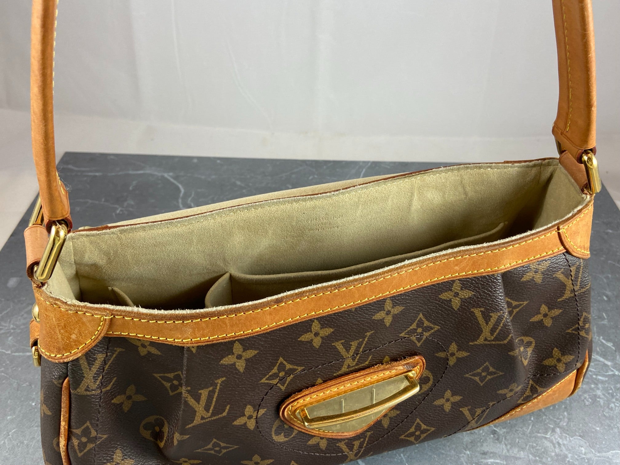 Louis Vuitton Beverly MM Hand / Hobo Bag Monogram Canvas