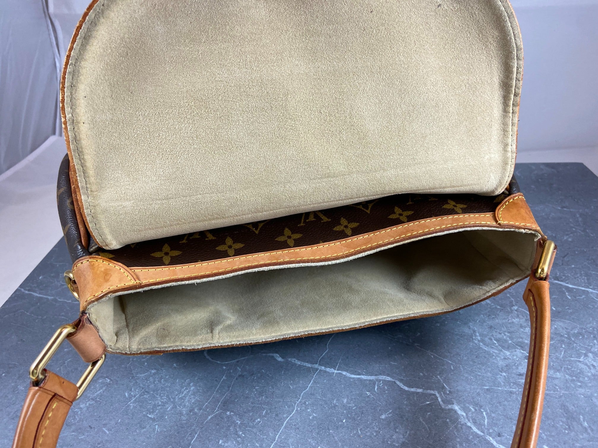 Louis Vuitton Beverly MM Hand / Hobo Bag Monogram Canvas