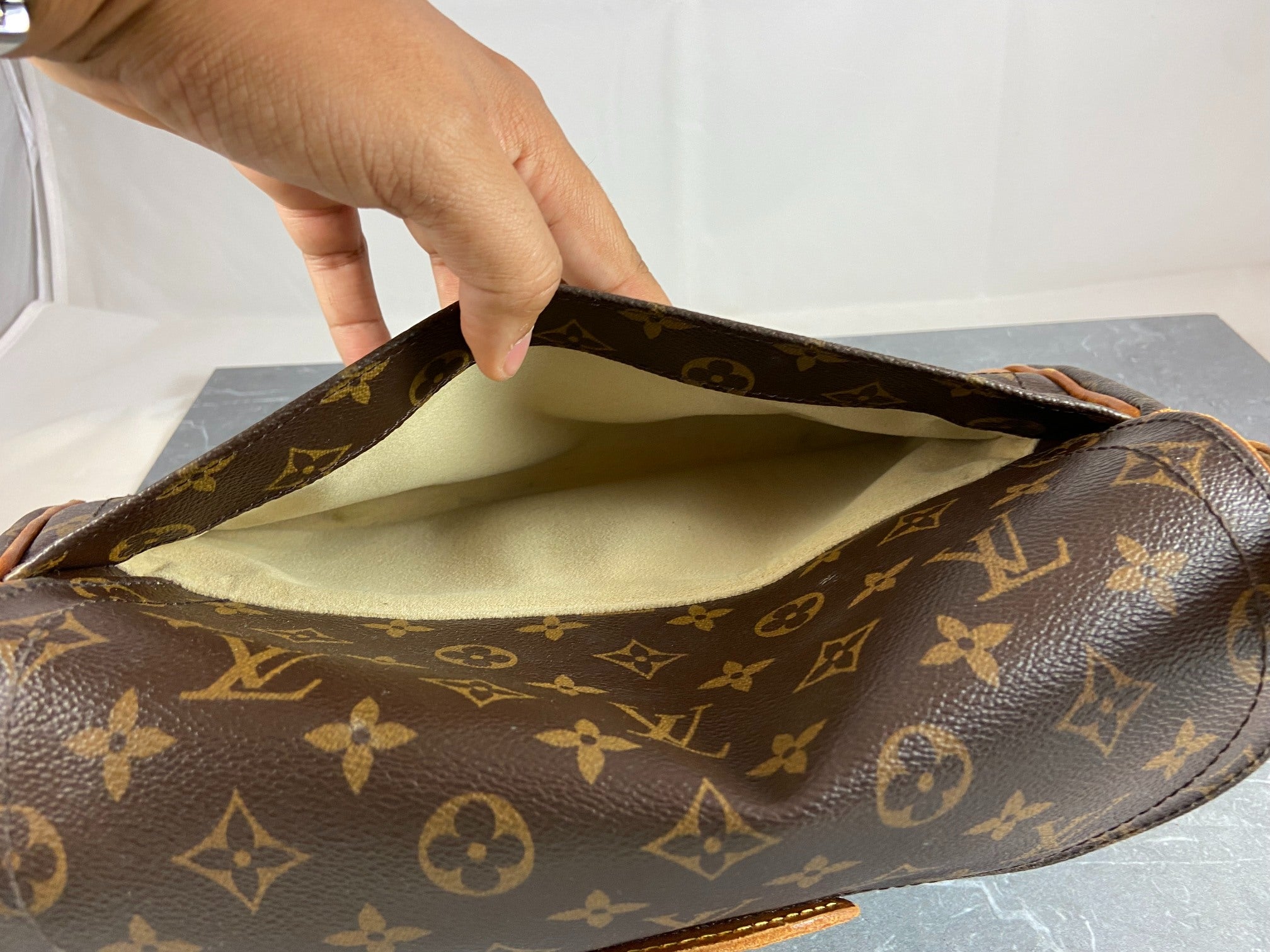 Louis Vuitton Beverly MM Hand / Hobo Bag Monogram Canvas