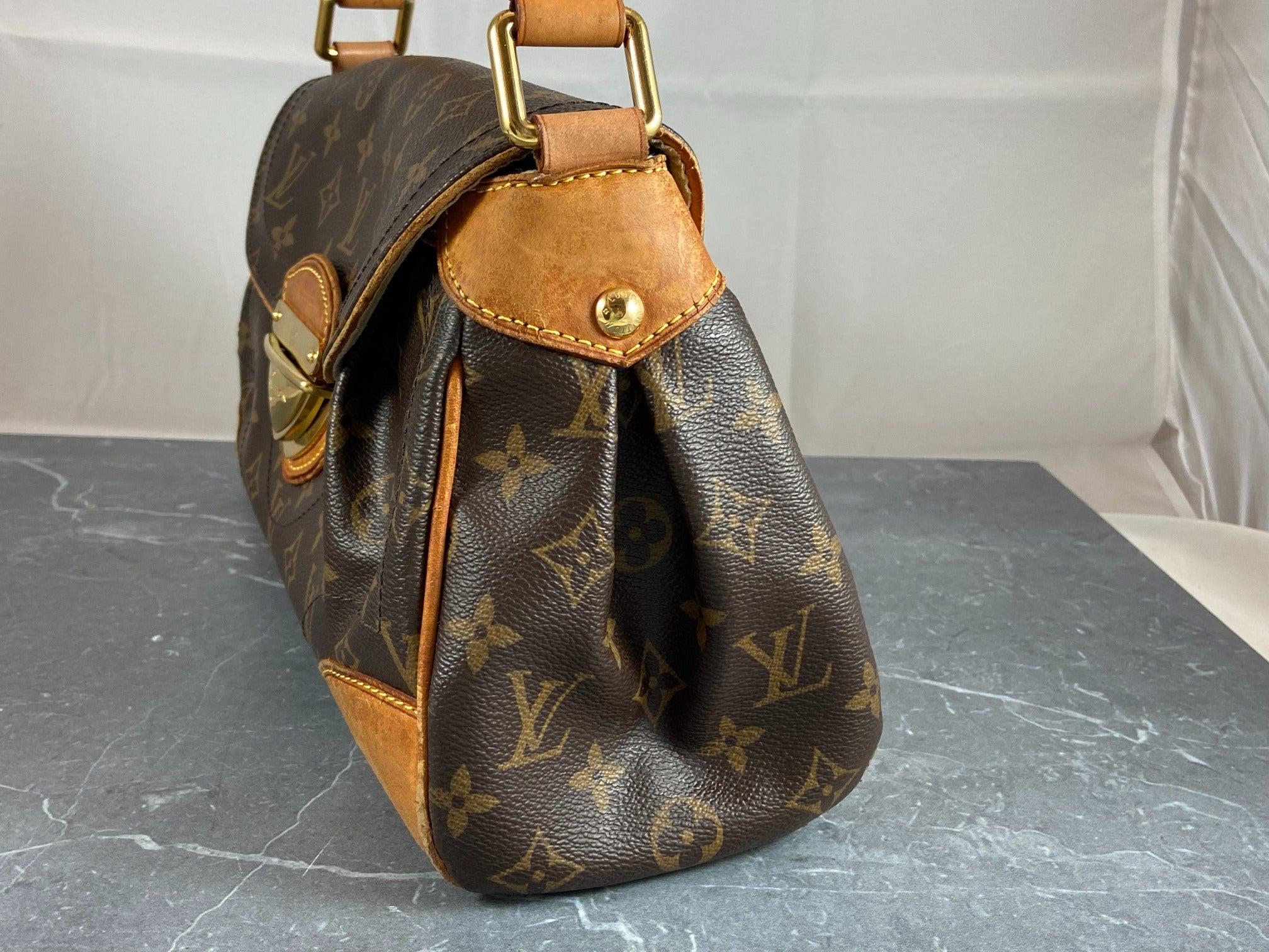 Louis Vuitton Beverly MM Hand / Hobo Bag Monogram Canvas