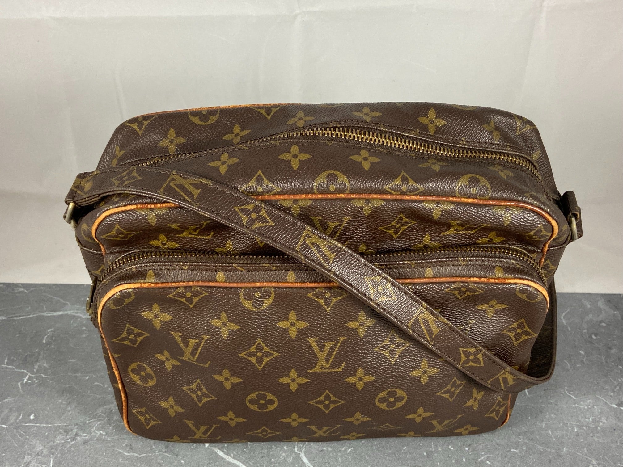 Louis Vuitton Nile GM Shoulder / Messenger Bag Monogram Canvas