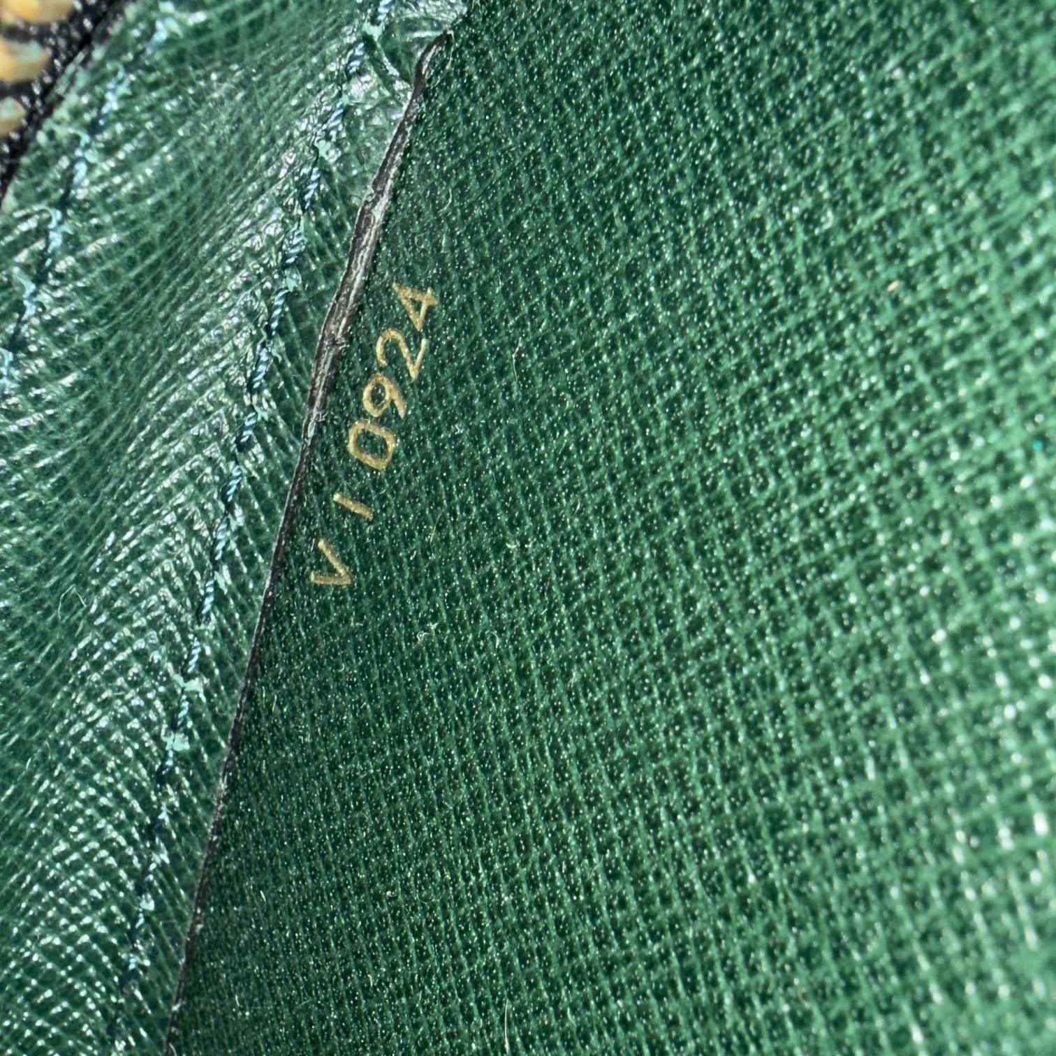 Louis Vuitton Baikal Clutch Grün Taiga Leder