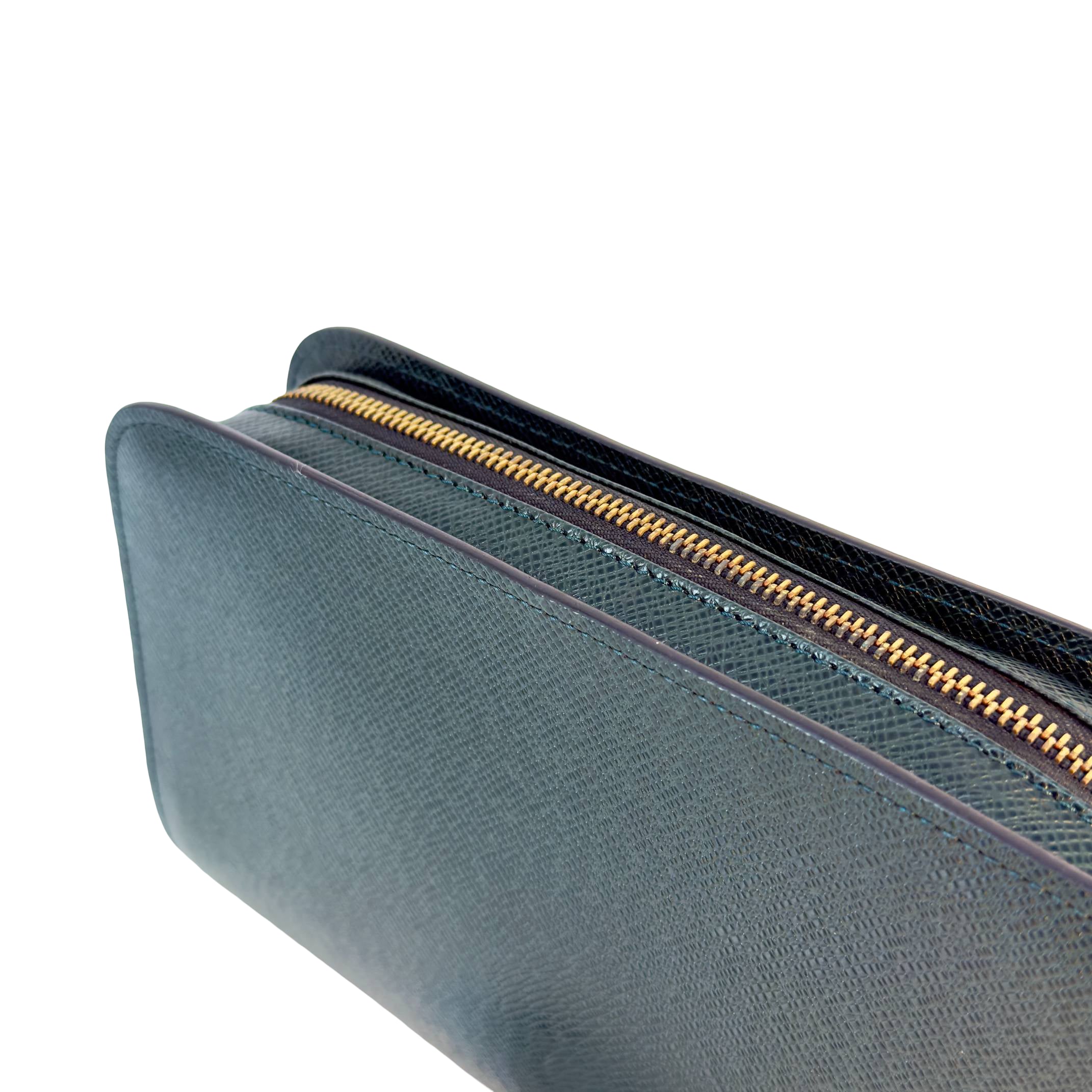 Louis Vuitton Baikal Clutch Grün Taiga Leder