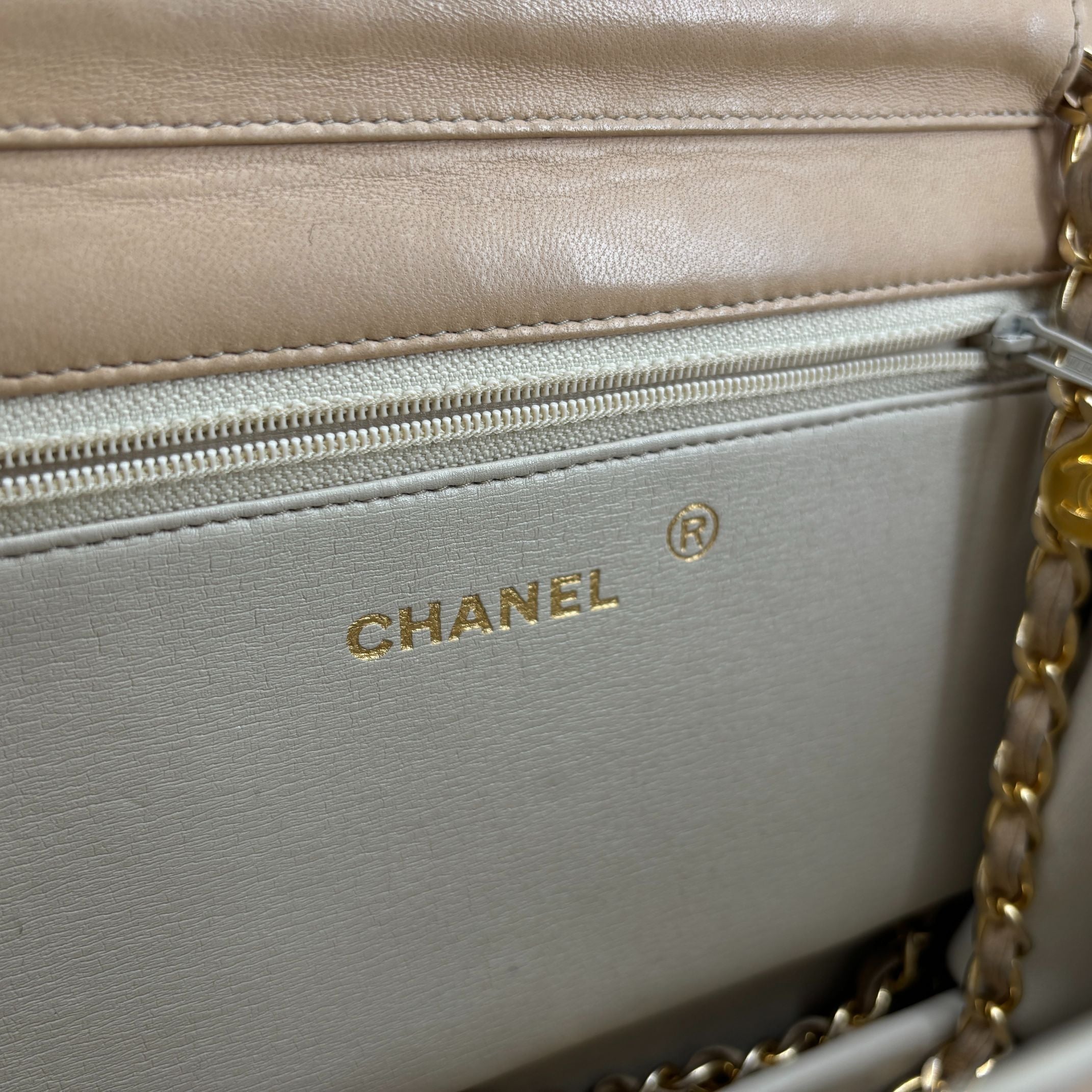 Chanel Single Flap Bag Push-Lock Beige Matelassé Leather incl. Dustbag