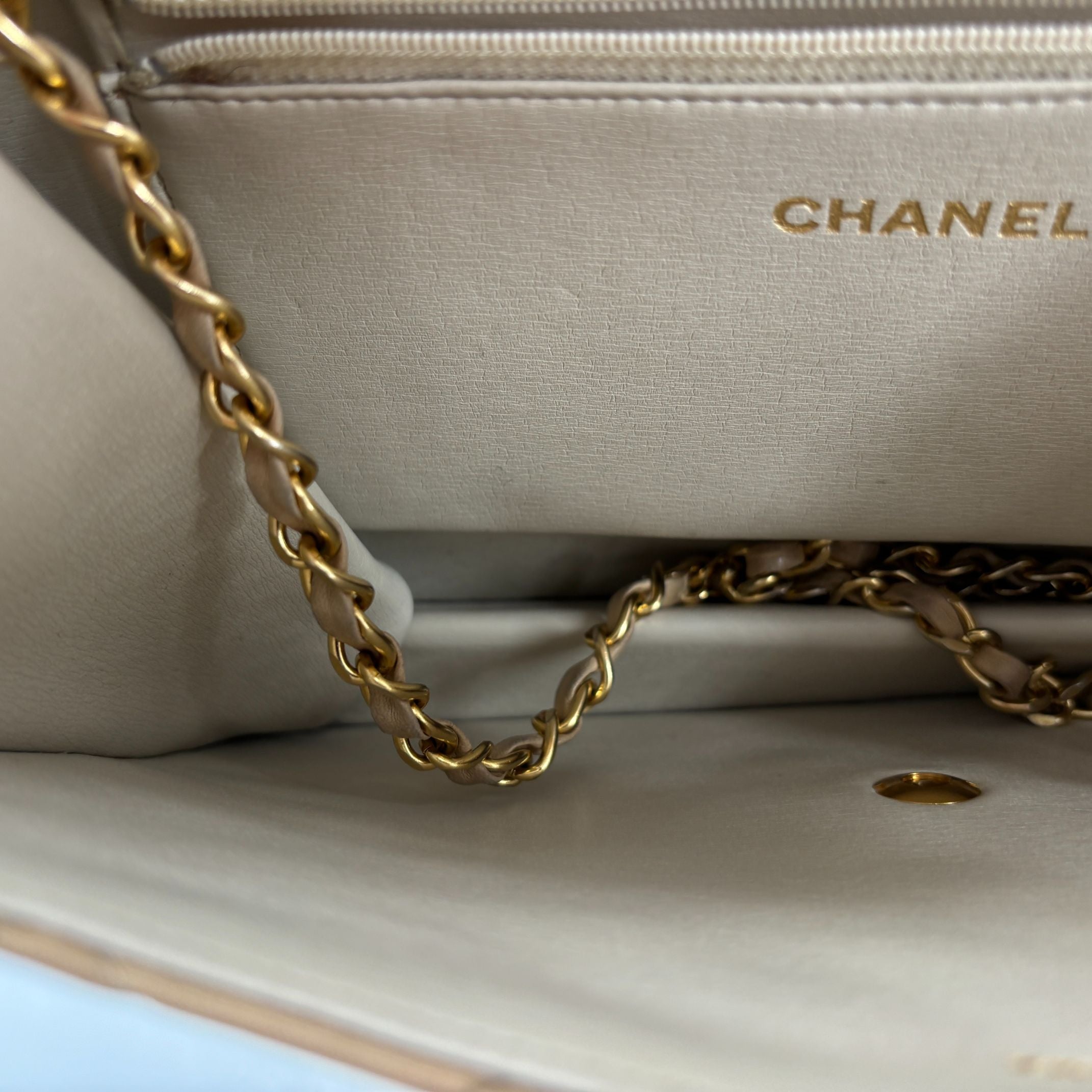 Chanel Single Flap Bag Push-Lock Beige Matelassé Leather incl. Dustbag