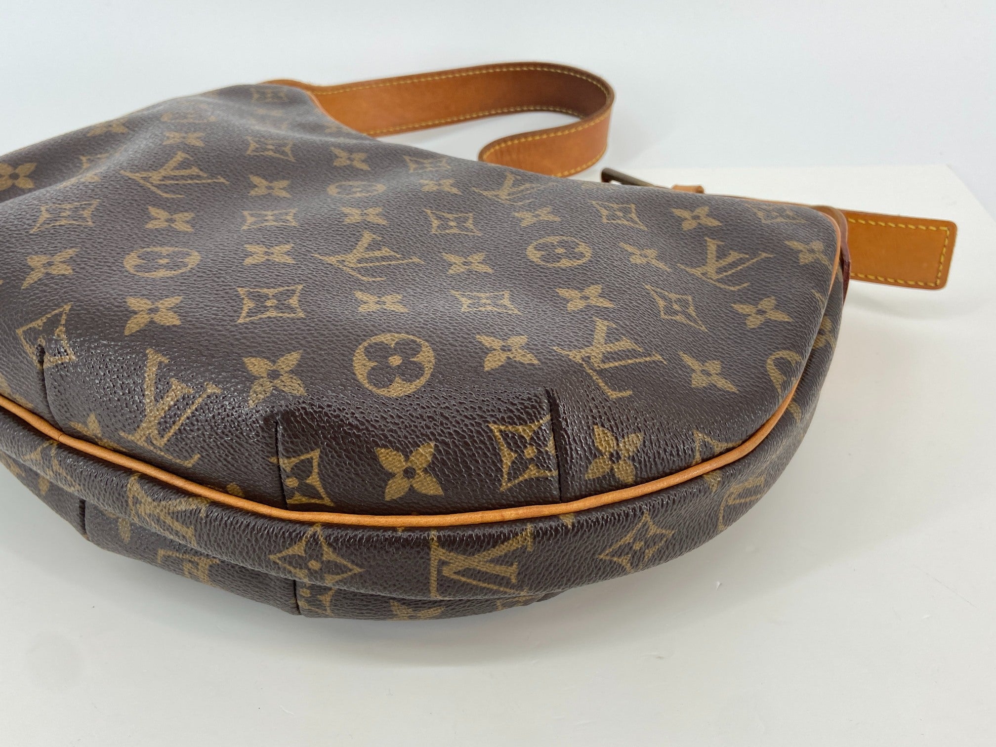 Louis Vuitton Croissant MM Hobo Bag Monogram Canvas incl. Dustbag