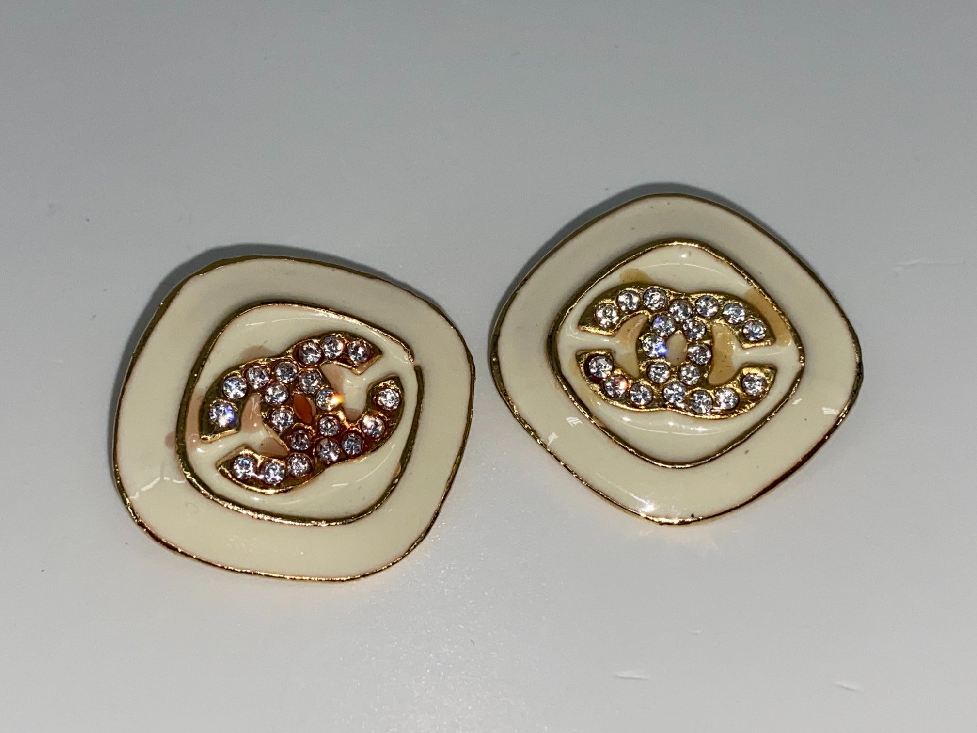 Chanel Clip on CC earrings cream / gold