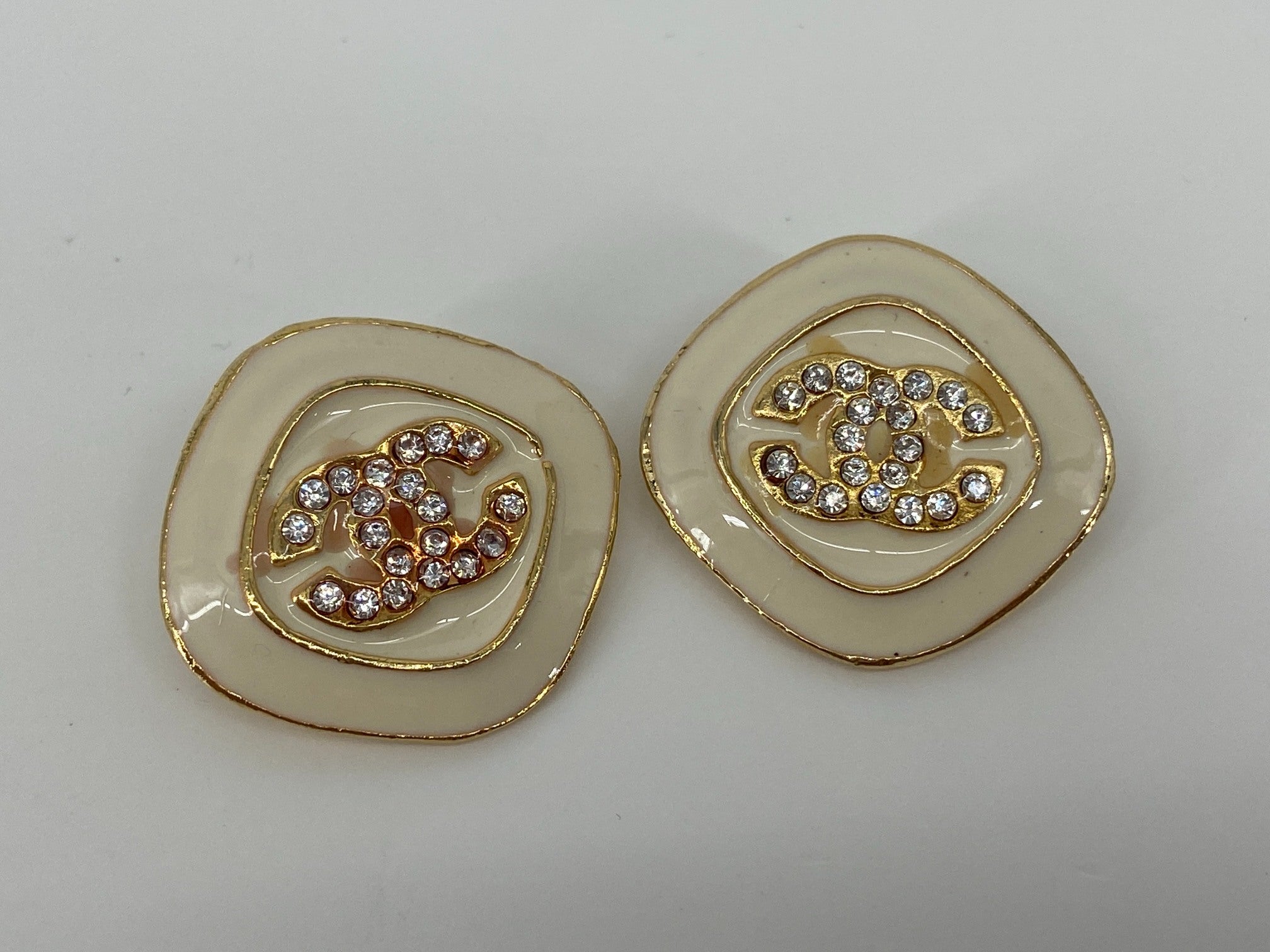 Chanel Clip on CC earrings cream / gold