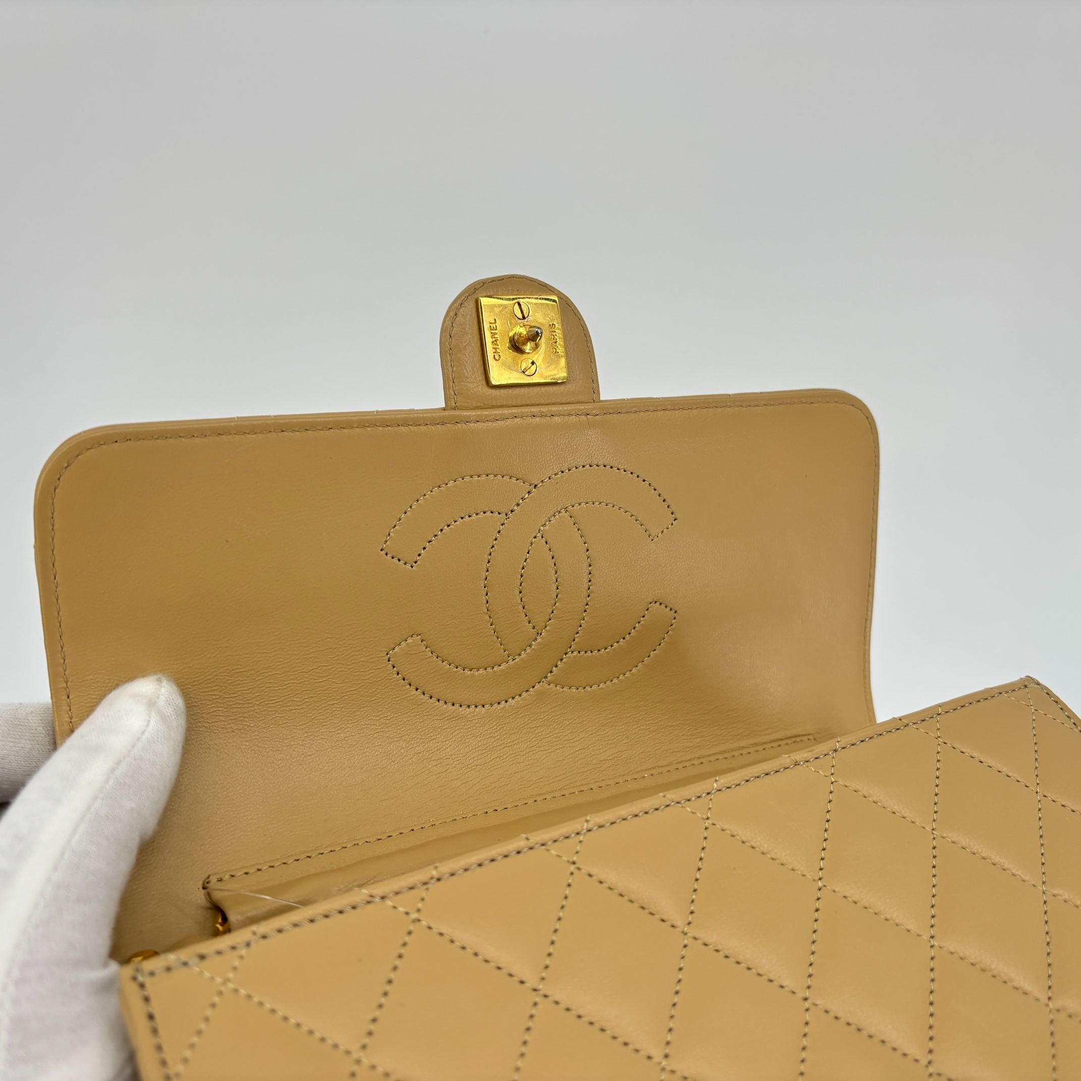 Chanel Single Flap Bag Push-Lock Beige Matelassé Leather incl. Dustbag