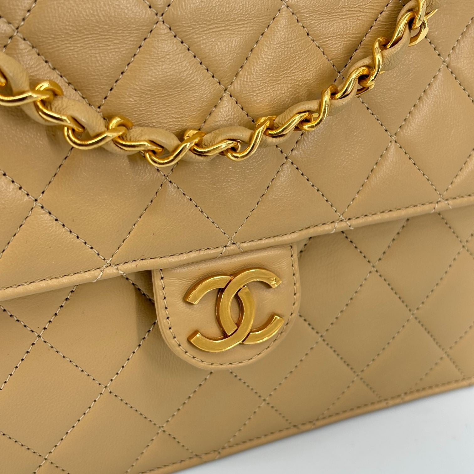 Chanel Single Flap Bag Push-Lock Beige Matelassé Leather incl. Dustbag