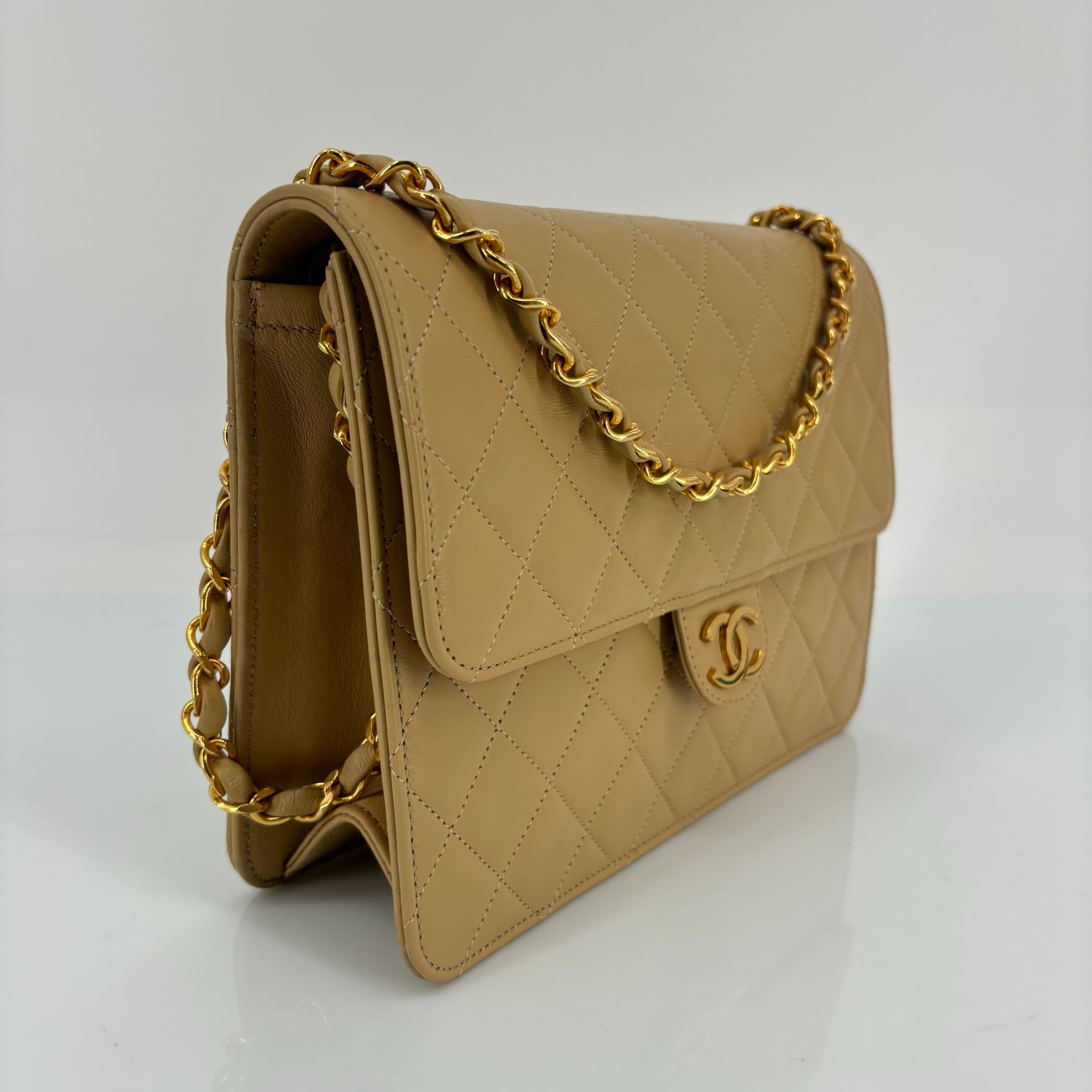 Chanel Single Flap Bag Push-Lock Beige Matelassé Leather incl. Dustbag