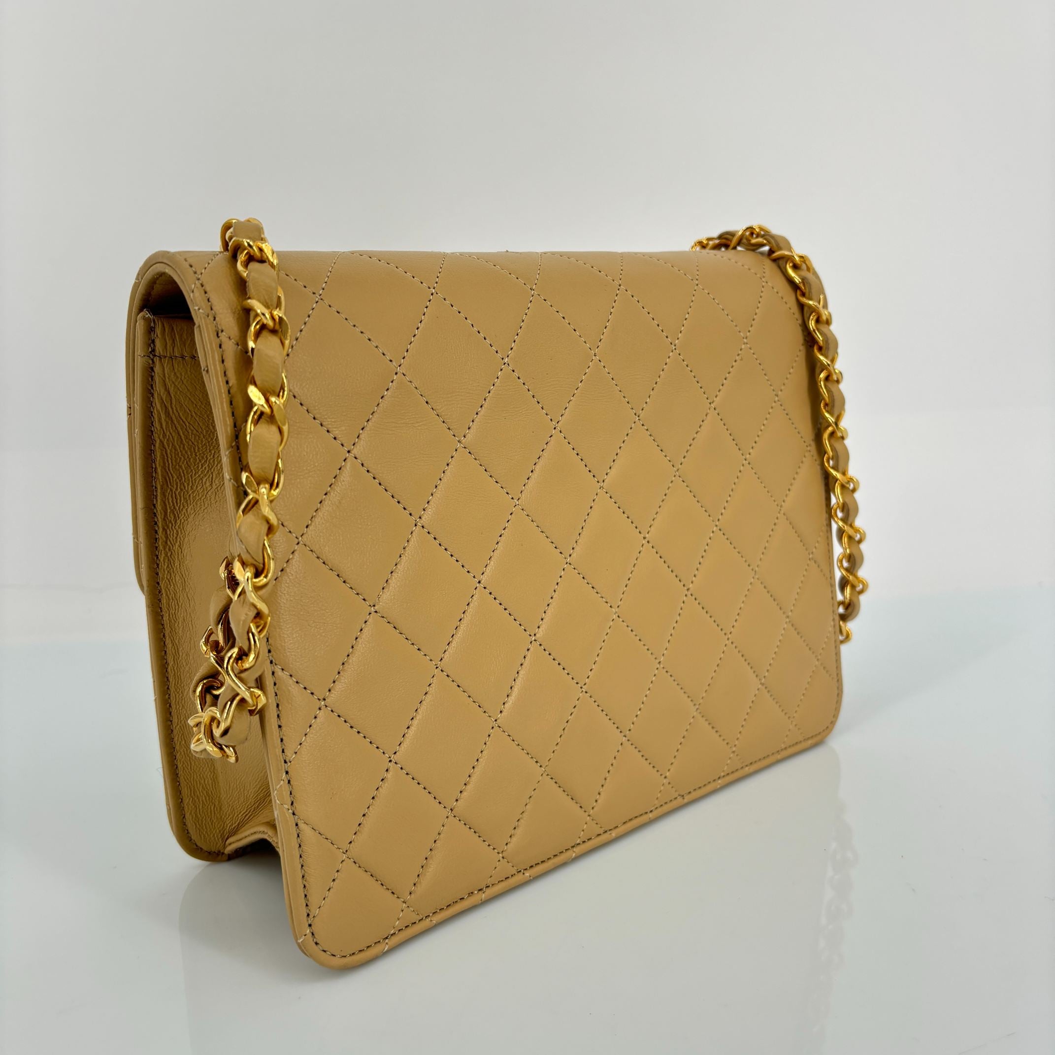 Chanel Single Flap Bag Push-Lock Beige Matelassé Leather incl. Dustbag