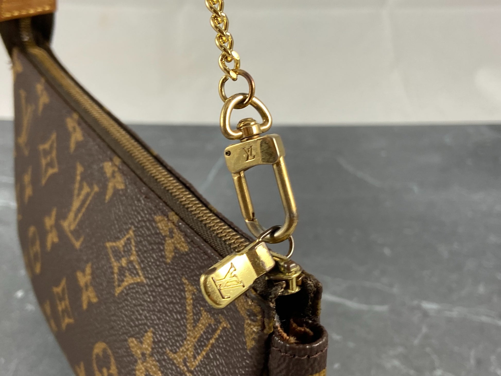 Pochette accessoire cloth handbag Louis Vuitton White in Cloth - 33425250