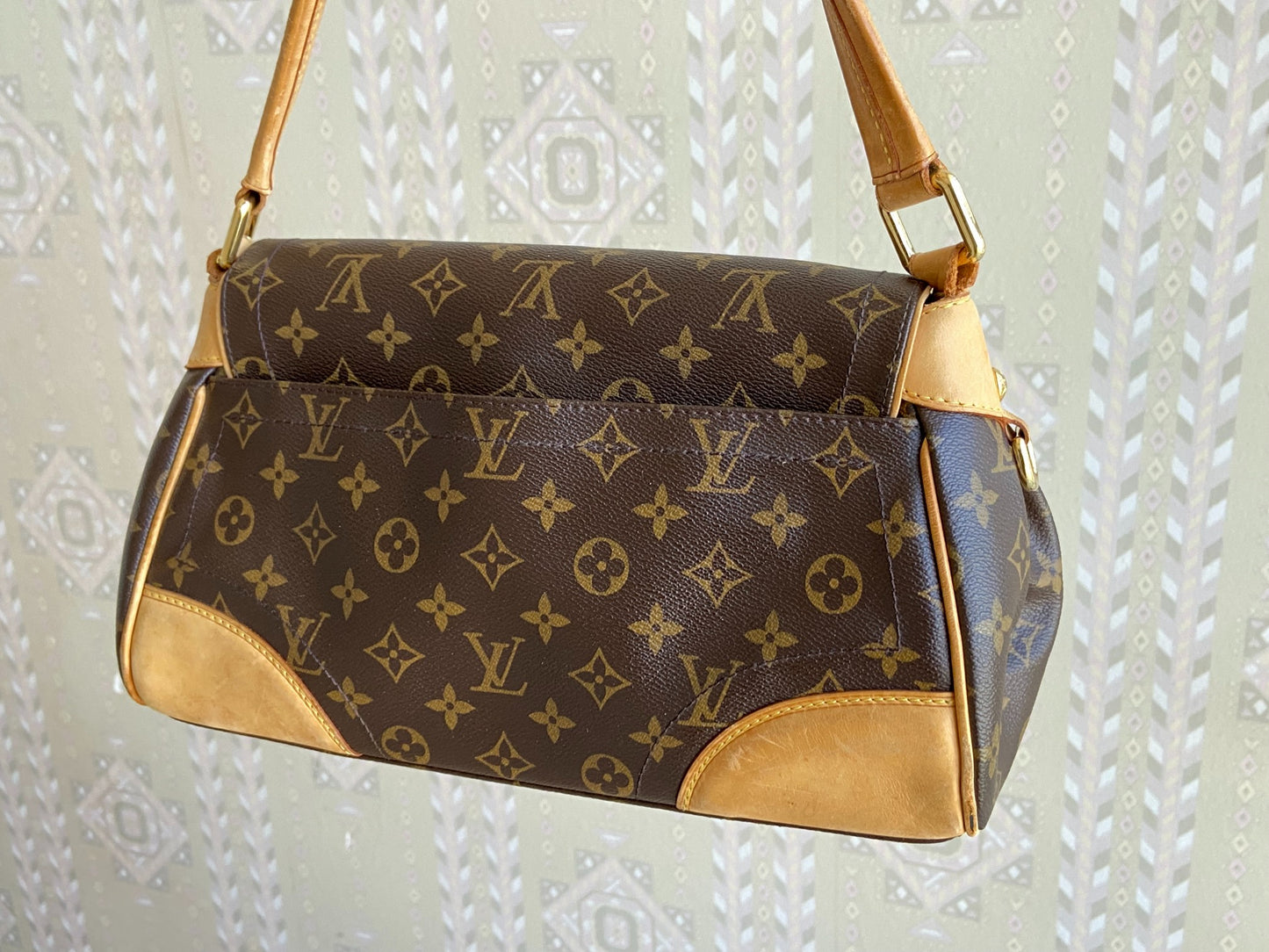 Louis Vuitton Beverly MM Hand / Hobo Bag Monogram Canvas