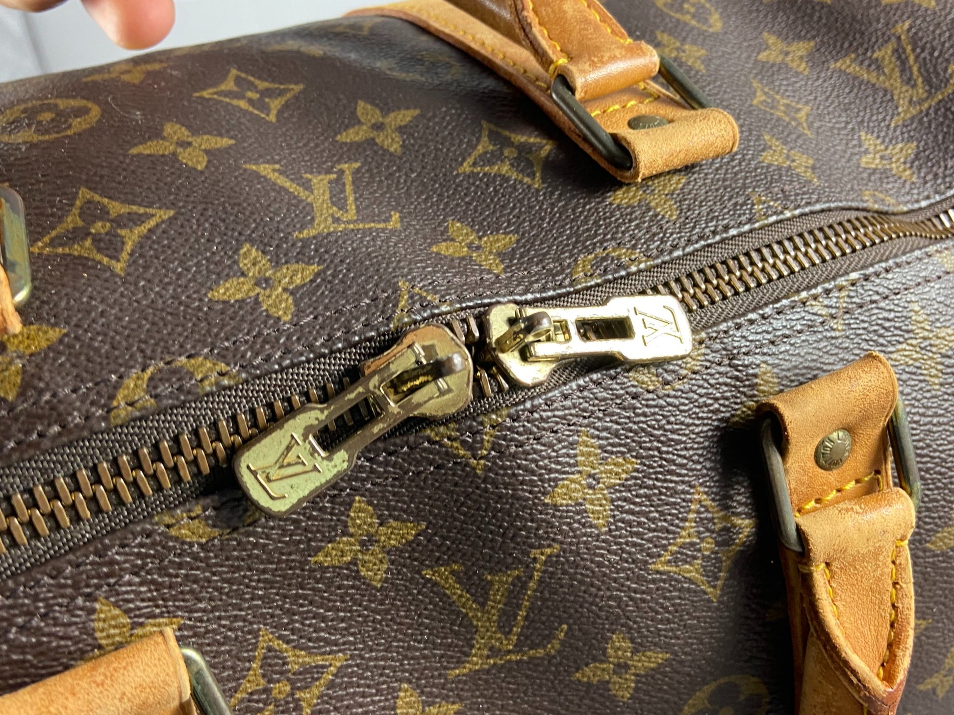 LOUIS VUITTON. Keepall 55 bag in monogram canvas and nat…