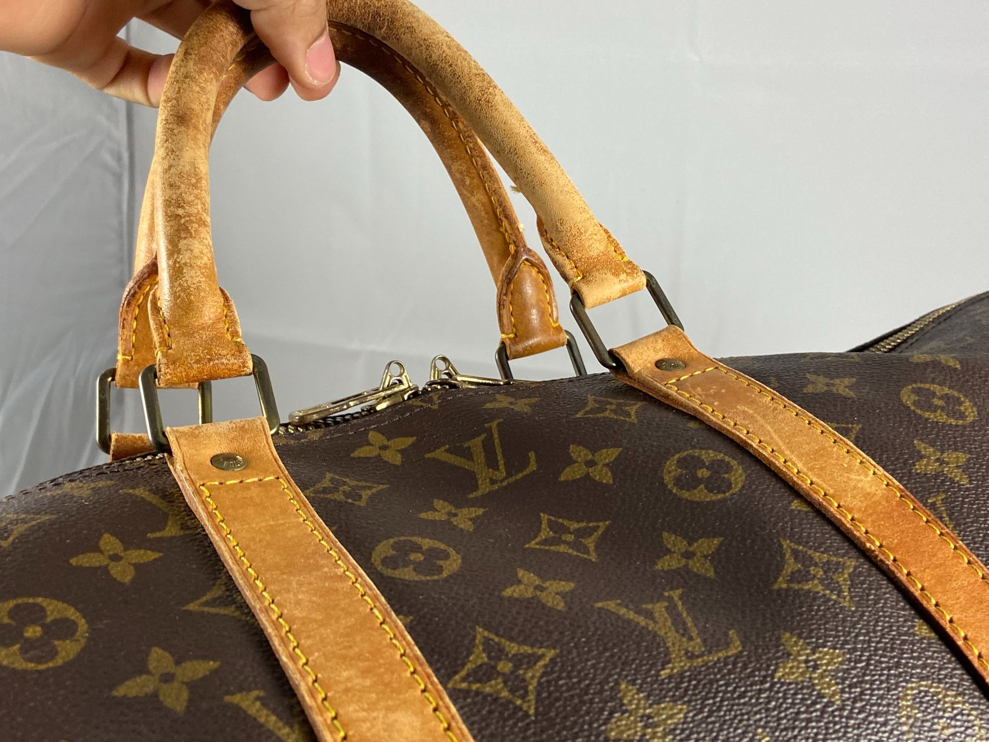 LOUIS VUITTON. Keepall 55 bag in monogram canvas and nat…