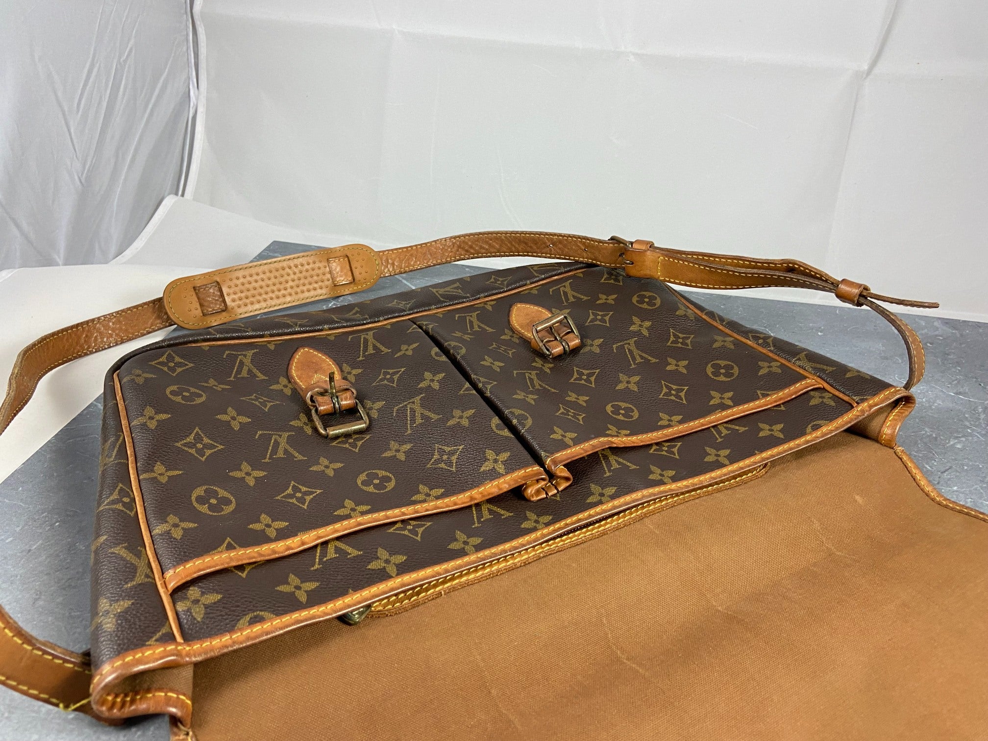 Louis Vuitton Gibeciere GM Messenger Bag Monogram Canvas