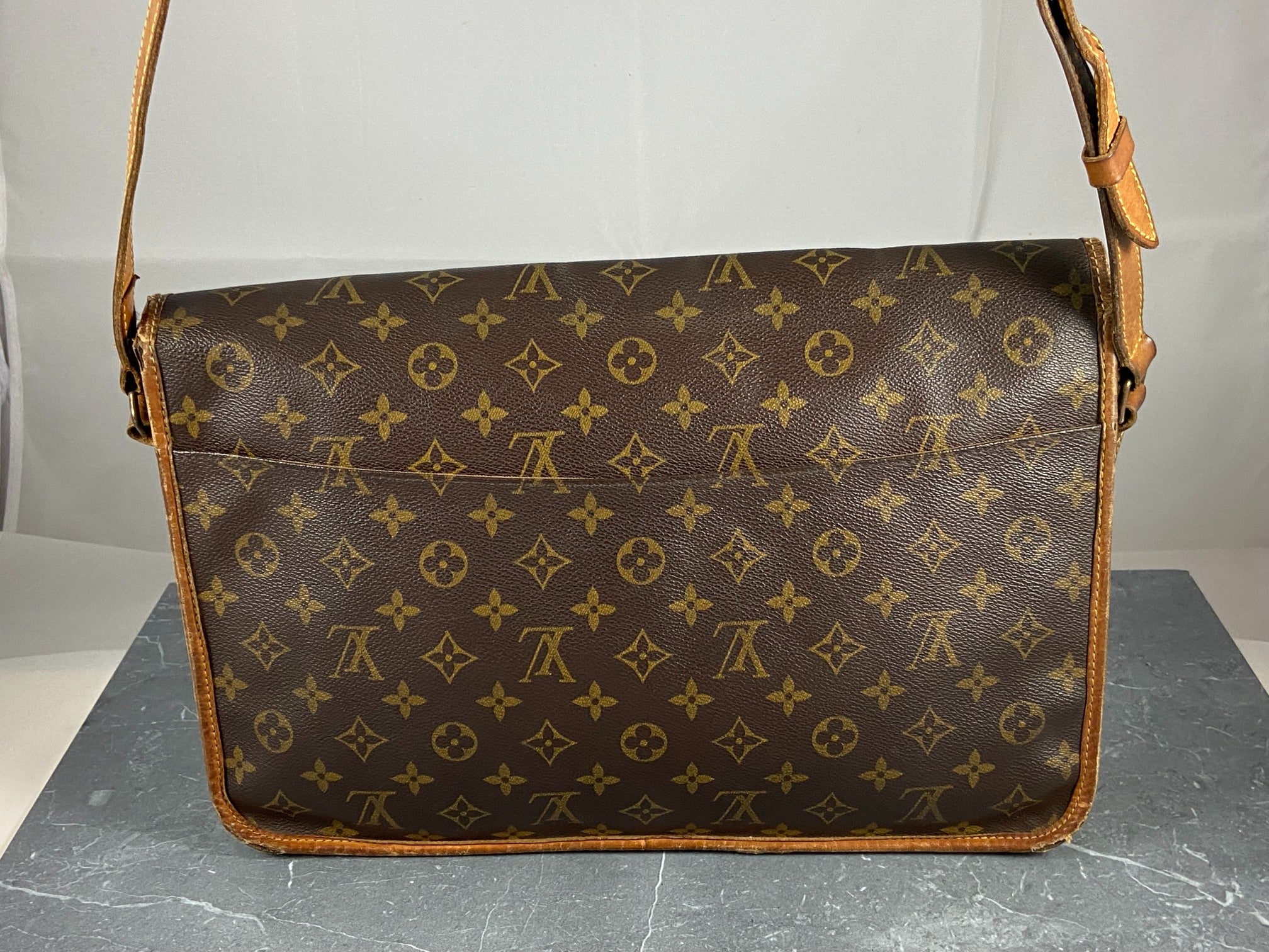 Louis Vuitton Gibeciere GM Messenger Bag Monogram Canvas