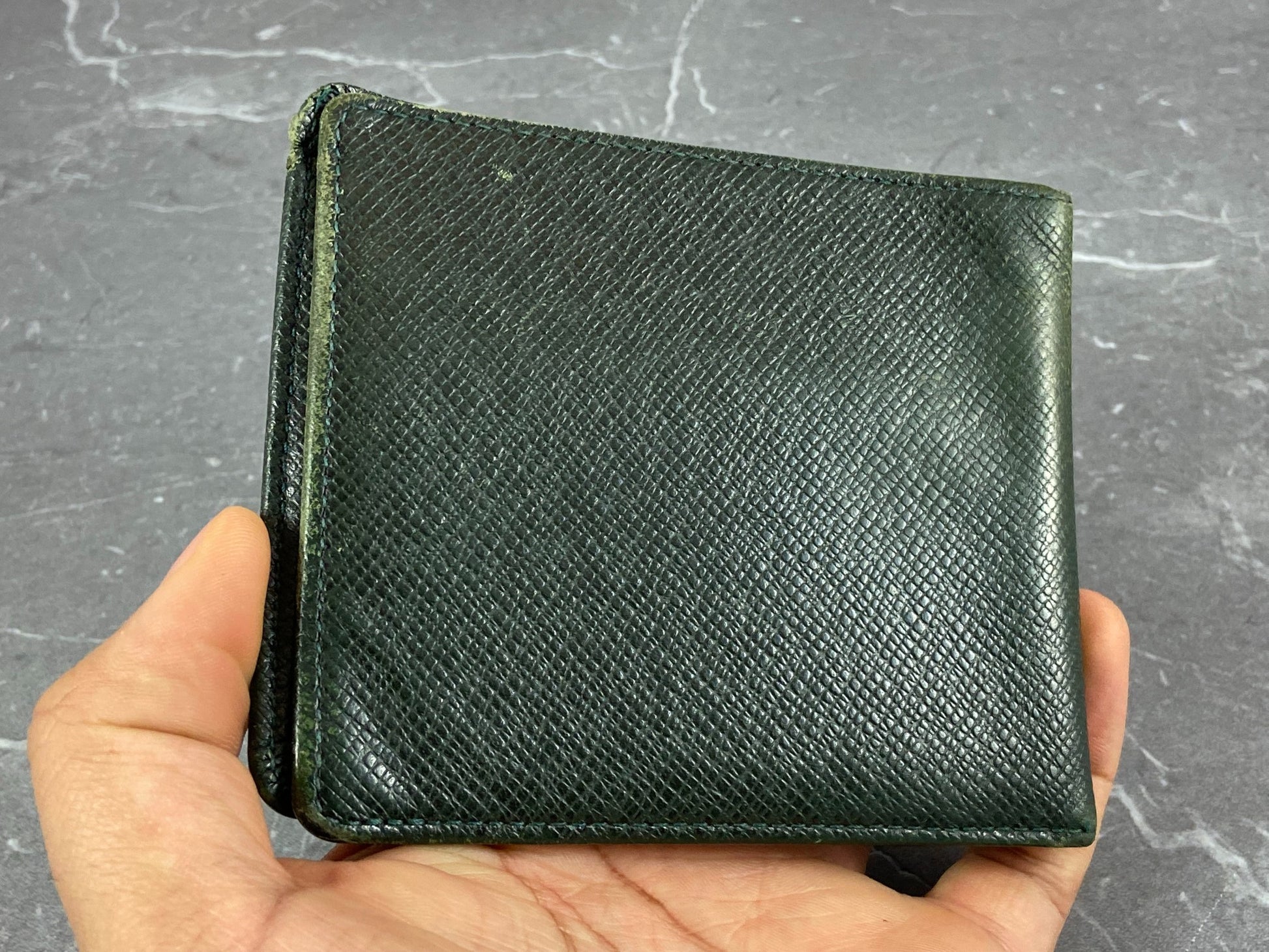 LOUIS VUITTON Green Taiga Leather Bifold Wallet Vintage MI0917